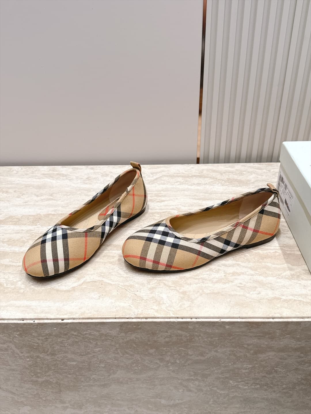 D3116 Burberry’s new F French fairy-tale Mary Jane flat shoes are ballet shoes designed for fashion shows. They look absolutely stunning; they reinterpret the classic, iconic style in a fresh way. The unique design and classic brand stripes give them an e — image 5