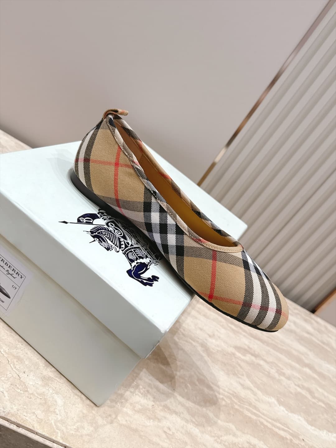 D3116 Burberry’s new F French fairy-tale Mary Jane flat shoes are ballet shoes designed for fashion shows. They look absolutely stunning; they reinterpret the classic, iconic style in a fresh way. The unique design and classic brand stripes give them an e — image 3