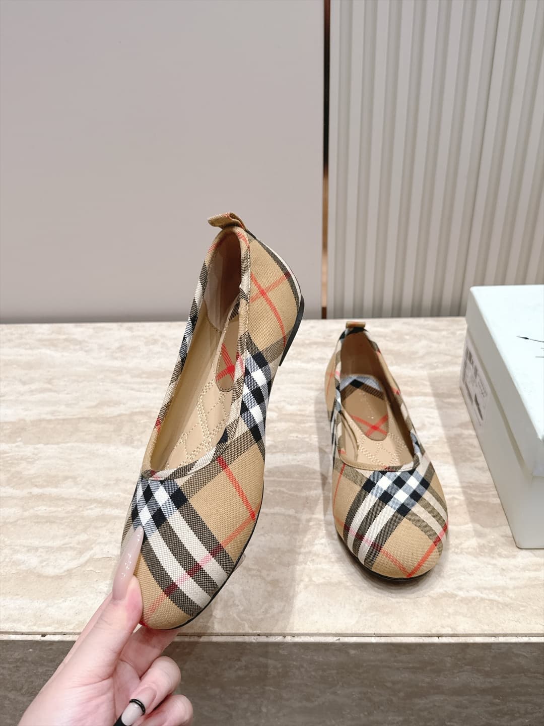 D3116 Burberry’s new F French fairy-tale Mary Jane flat shoes are ballet shoes designed for fashion shows. They look absolutely stunning; they reinterpret the classic, iconic style in a fresh way. The unique design and classic brand stripes give them an e — image 4
