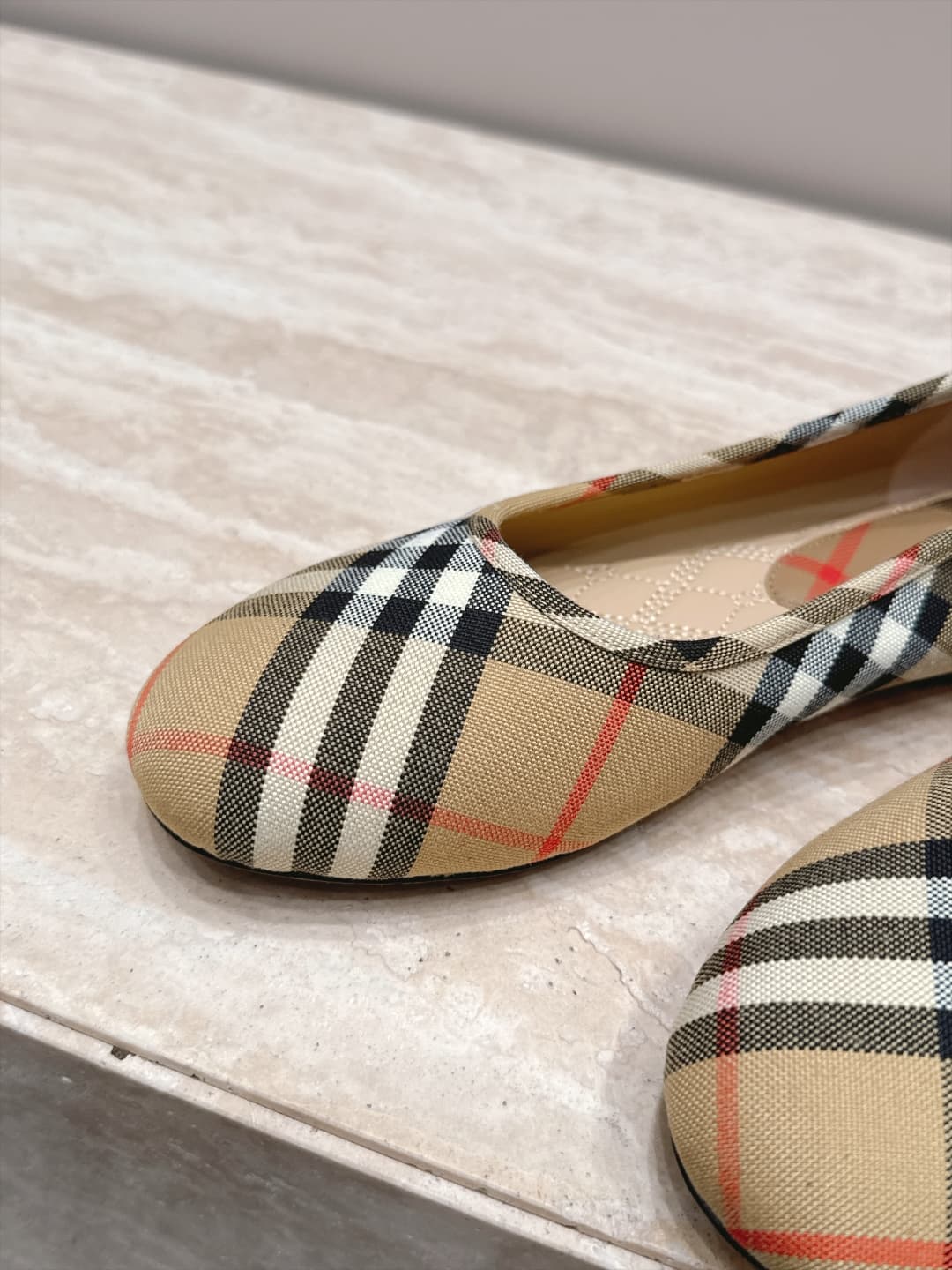 D3116 Burberry’s new F French fairy-tale Mary Jane flat shoes are ballet shoes designed for fashion shows. They look absolutely stunning; they reinterpret the classic, iconic style in a fresh way. The unique design and classic brand stripes give them an e — image 7