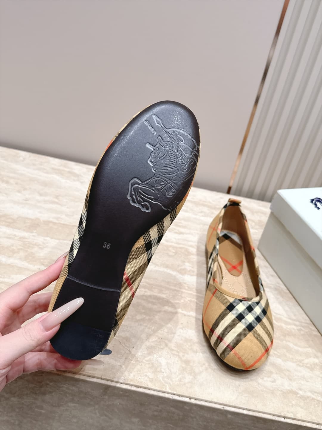 D3116 Burberry’s new F French fairy-tale Mary Jane flat shoes are ballet shoes designed for fashion shows. They look absolutely stunning; they reinterpret the classic, iconic style in a fresh way. The unique design and classic brand stripes give them an e — image 6