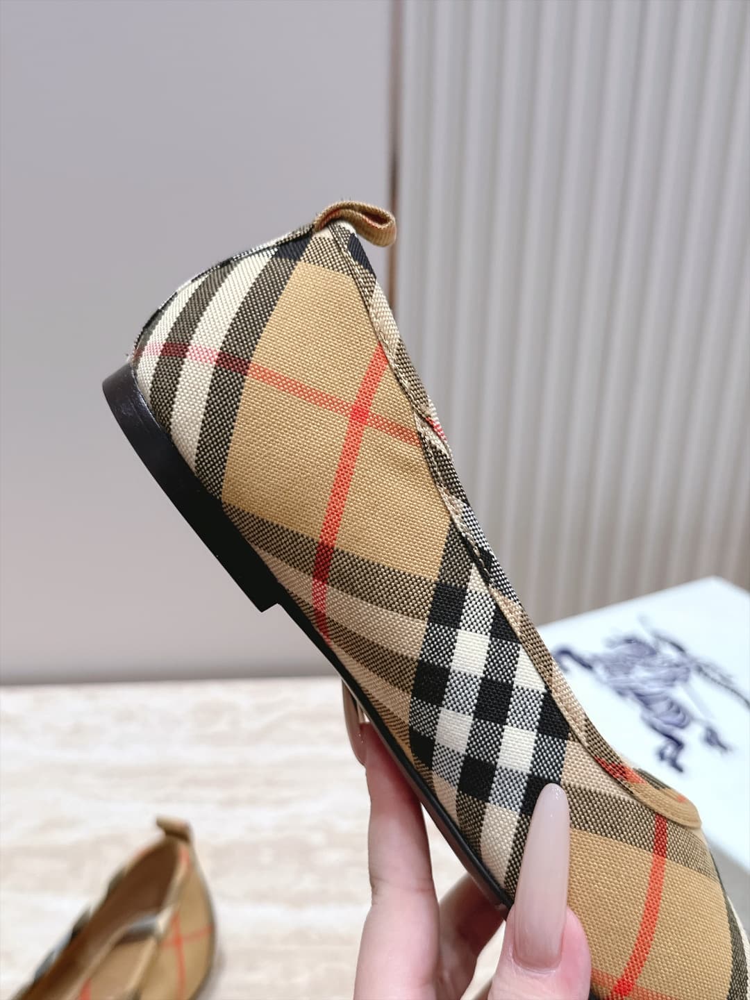 D3116 Burberry’s new F French fairy-tale Mary Jane flat shoes are ballet shoes designed for fashion shows. They look absolutely stunning; they reinterpret the classic, iconic style in a fresh way. The unique design and classic brand stripes give them an e — image 8