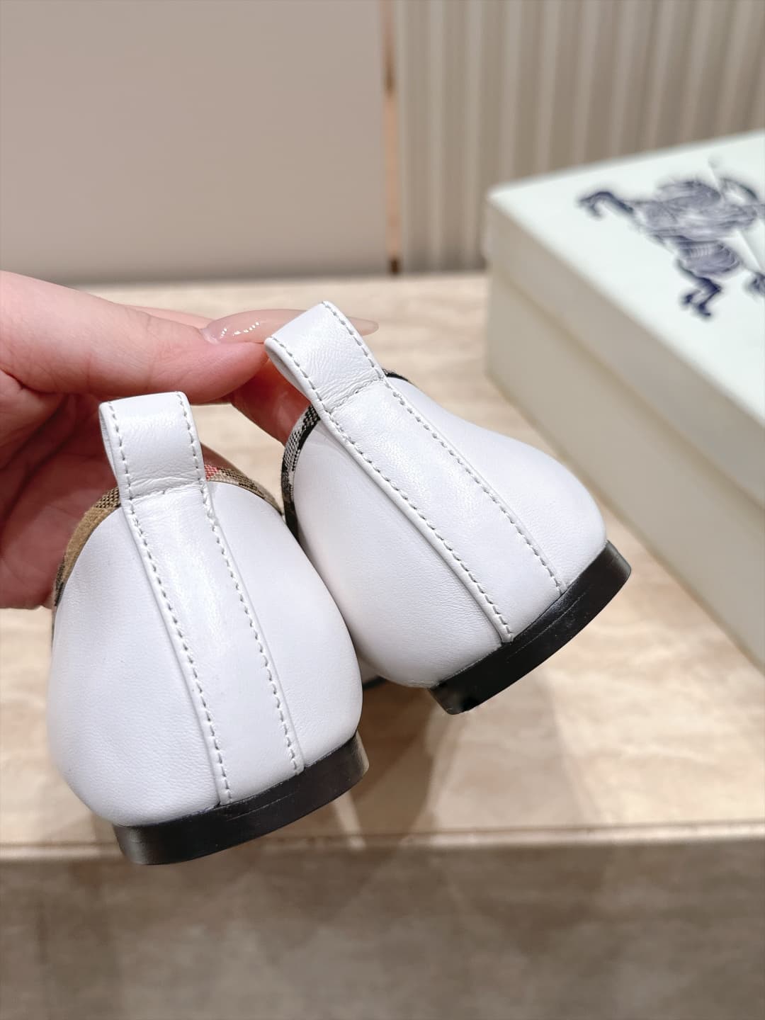D3113 Baburry’s new F-style French fairy-themed Mary Jane flat shoes are ballet shoes. They are designed for fashion shows – they look absolutely stunning. The unique design and classic brand stripes give them an elegant and graceful appearance, and they  — image 8
