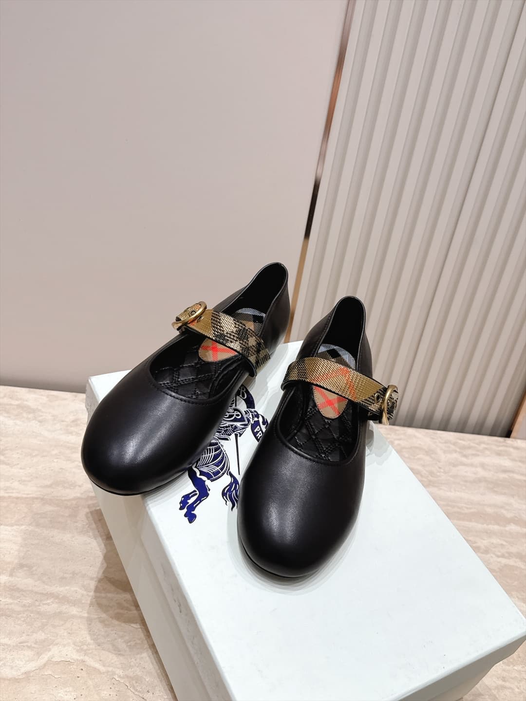 D3112 Bauerry’s new F-style French fairy-themed Mary Jane flats are ballet shoes designed for fashion shows. They look absolutely stunning; they bring a fresh interpretation of the classic, iconic style. The unique belt buckle design, along with the class — image 4