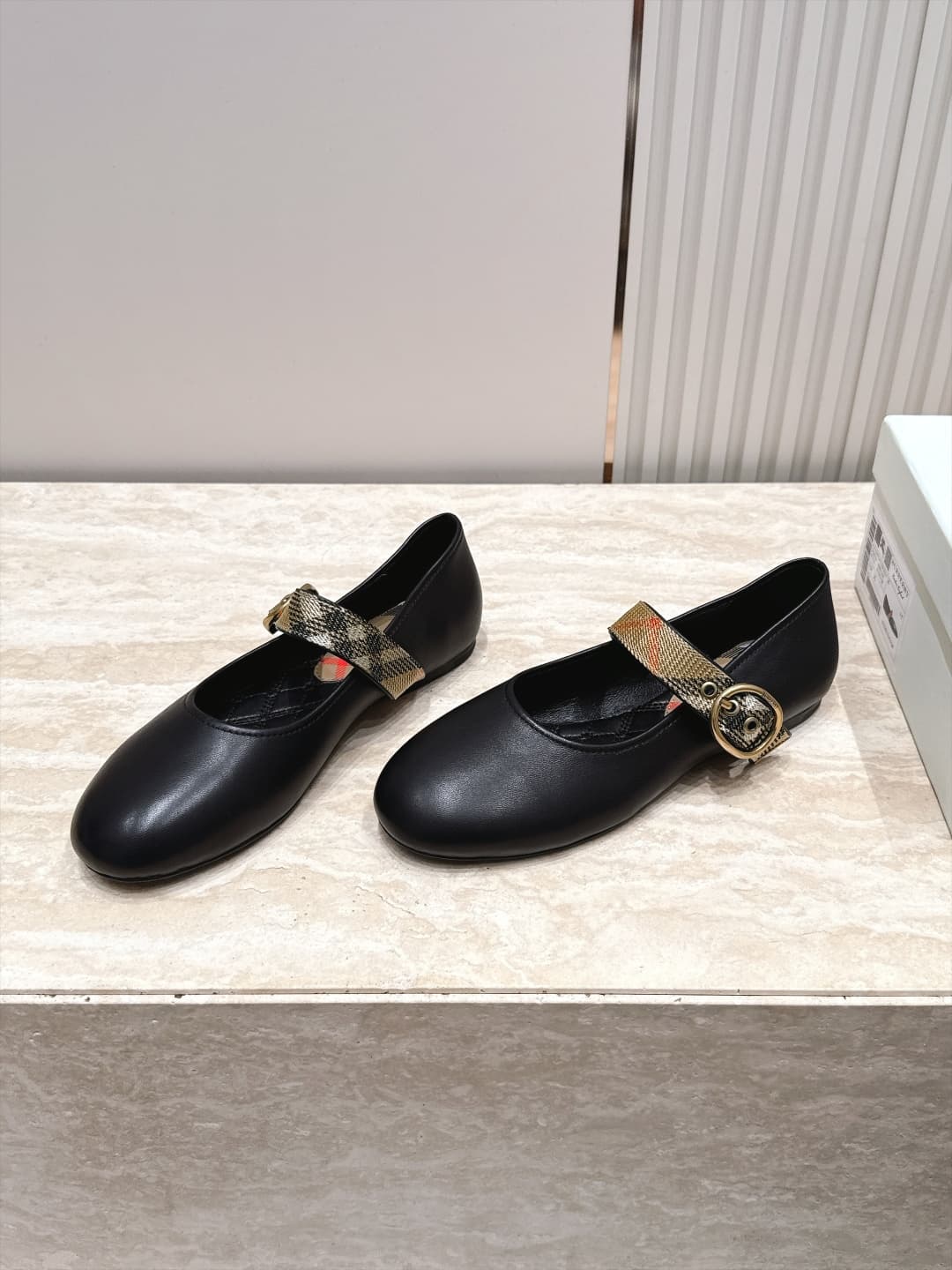 D3112 Bauerry’s new F-style French fairy-themed Mary Jane flats are ballet shoes designed for fashion shows. They look absolutely stunning; they bring a fresh interpretation of the classic, iconic style. The unique belt buckle design, along with the class — image 2