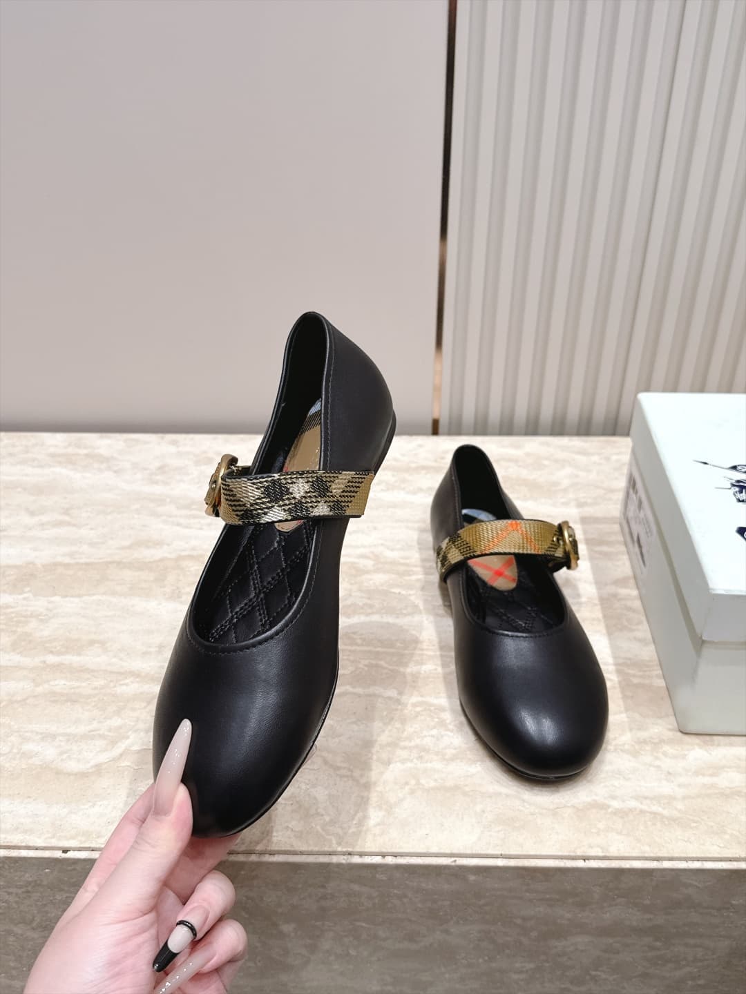D3112 Bauerry’s new F-style French fairy-themed Mary Jane flats are ballet shoes designed for fashion shows. They look absolutely stunning; they bring a fresh interpretation of the classic, iconic style. The unique belt buckle design, along with the class — image 6