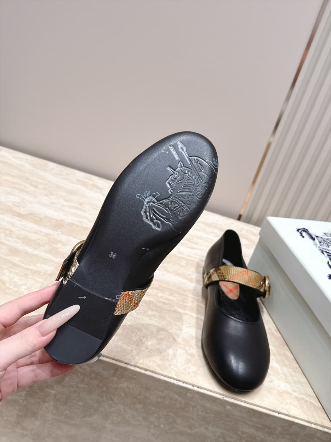 D3112 Bauerry’s new F-style French fairy-themed Mary Jane flats are ballet shoes designed for fashion shows. They look absolutely stunning; they bring a fresh interpretation of the classic, iconic style. The unique belt buckle design, along with the class — image 7