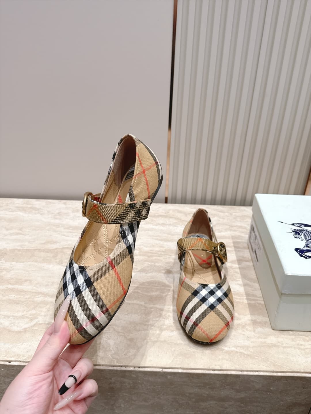 D3111 Bauerry’s new F French Fairy style Mary Jane flat shoes are ballet shoes. They are perfect for fashion shows – they look absolutely stunning and bring to life the classic, iconic style. The unique belt buckle design, along with the classic brand str — image 3