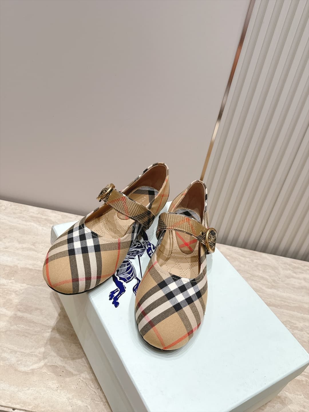 D3111 Bauerry’s new F French Fairy style Mary Jane flat shoes are ballet shoes. They are perfect for fashion shows – they look absolutely stunning and bring to life the classic, iconic style. The unique belt buckle design, along with the classic brand str — image 8