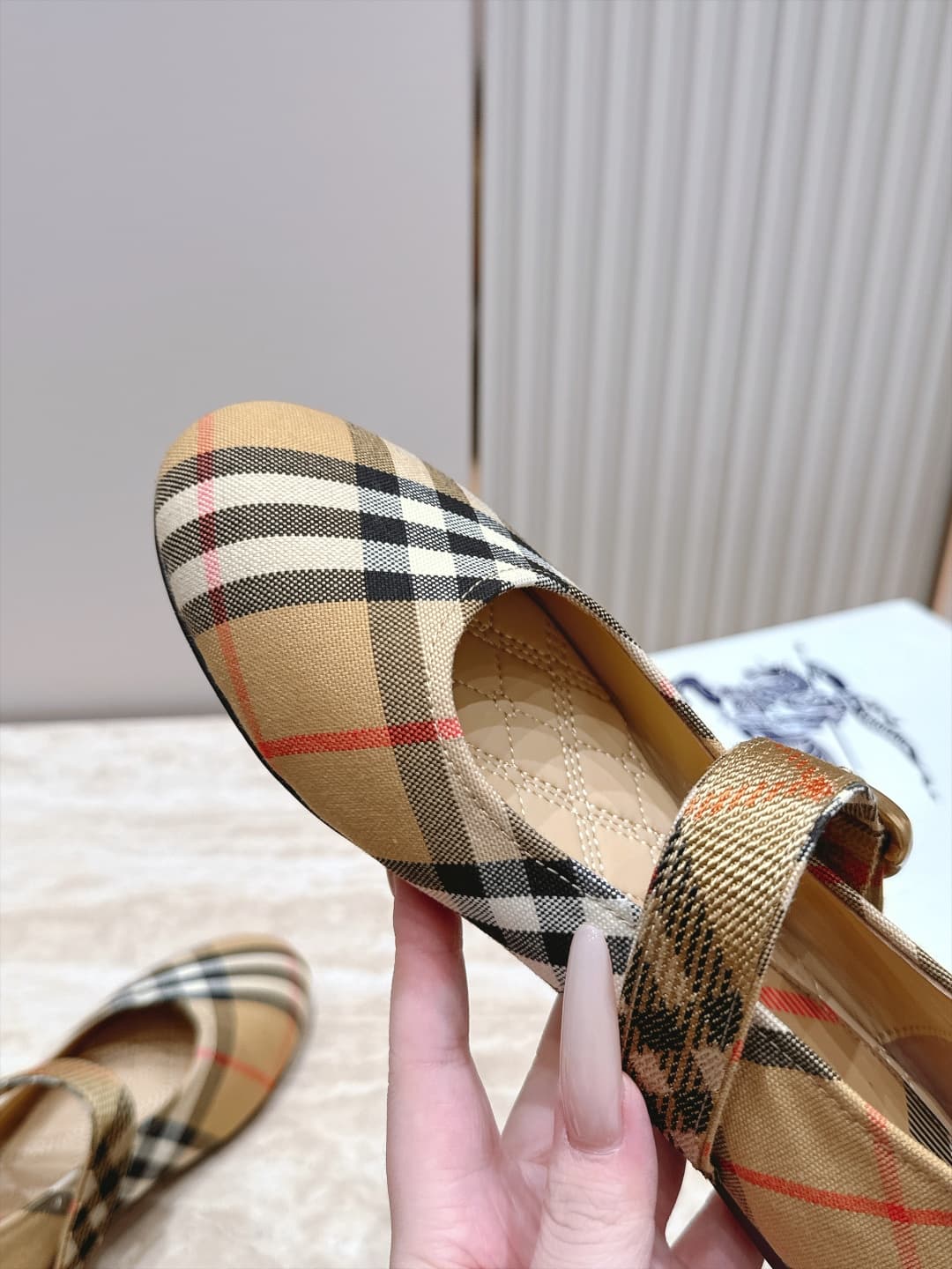 D3111 Bauerry’s new F French Fairy style Mary Jane flat shoes are ballet shoes. They are perfect for fashion shows – they look absolutely stunning and bring to life the classic, iconic style. The unique belt buckle design, along with the classic brand str — image 7