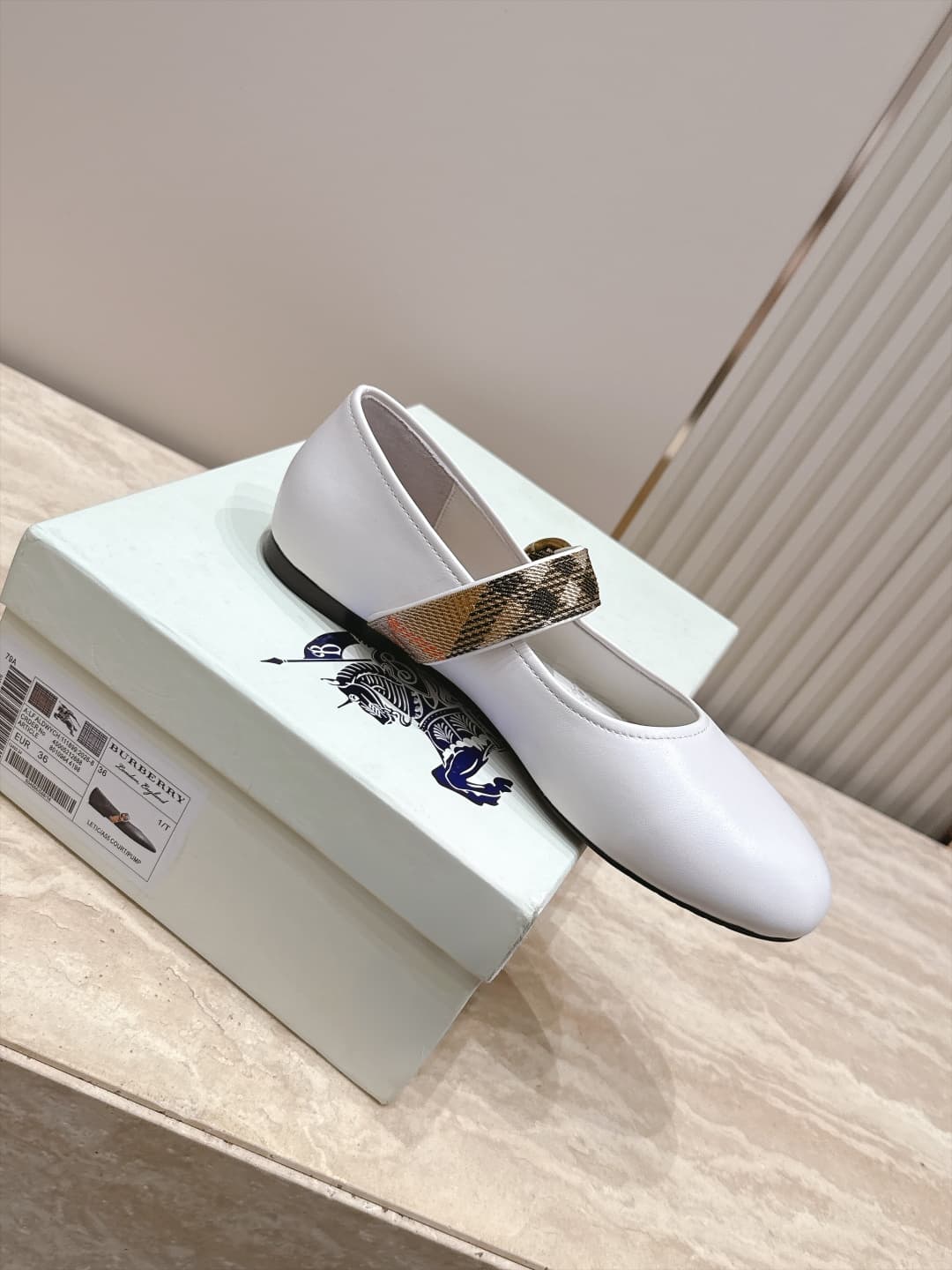 D3110 Beburry’s new F French fairy-tale Mary Jane flat shoes are ballet shoes designed for fashion shows. They look absolutely stunning; they reinterpret the classic, iconic style in a fresh way. The unique belt buckle design and classic brand stripes giv — image 4
