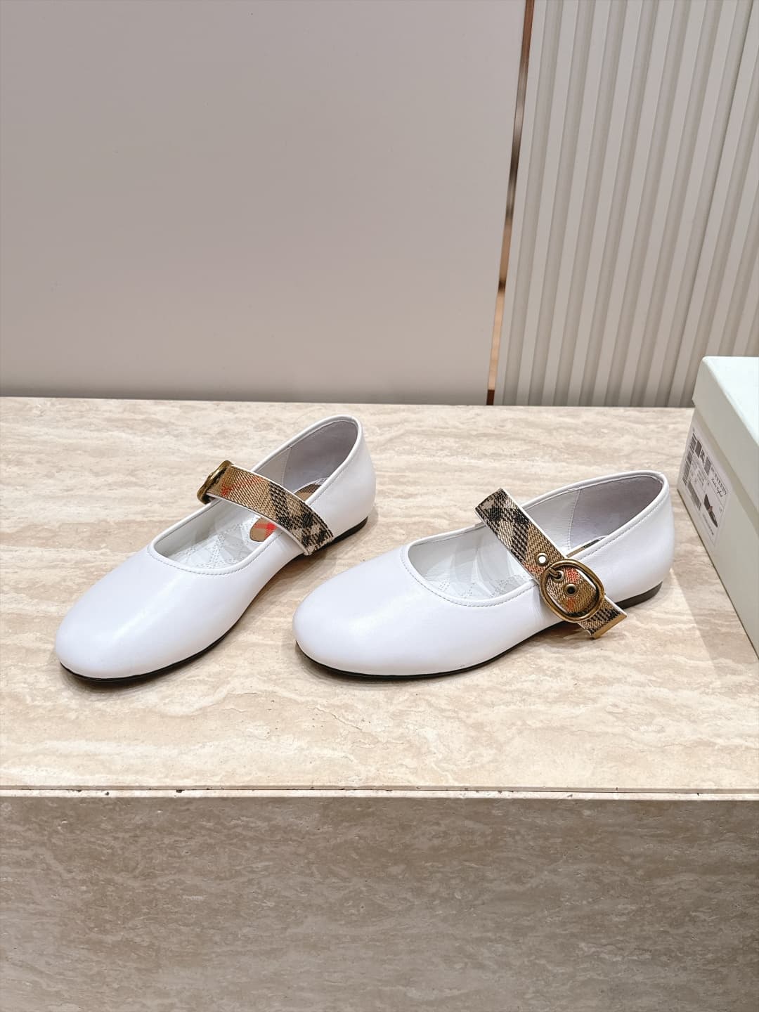D3110 Beburry’s new F French fairy-tale Mary Jane flat shoes are ballet shoes designed for fashion shows. They look absolutely stunning; they reinterpret the classic, iconic style in a fresh way. The unique belt buckle design and classic brand stripes giv — image 2