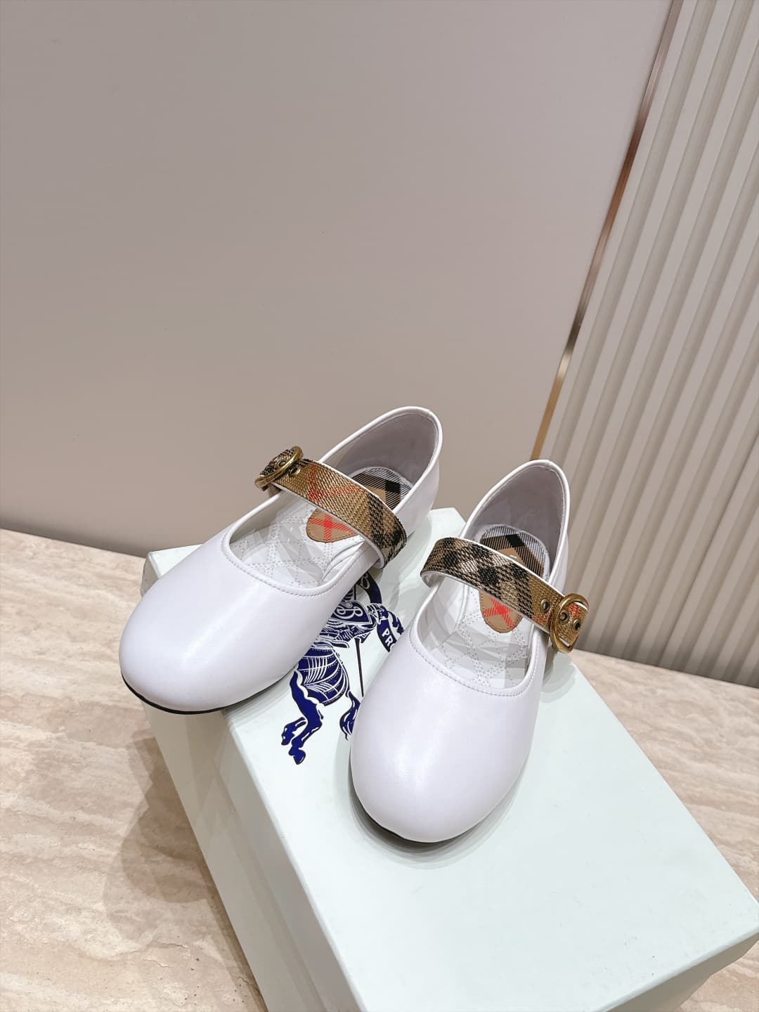 D3110 Beburry’s new F French fairy-tale Mary Jane flat shoes are ballet shoes designed for fashion shows. They look absolutely stunning; they reinterpret the classic, iconic style in a fresh way. The unique belt buckle design and classic brand stripes giv — image 5