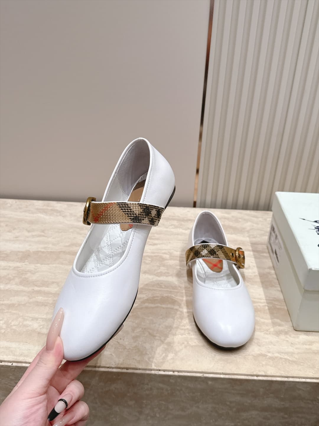 D3110 Beburry’s new F French fairy-tale Mary Jane flat shoes are ballet shoes designed for fashion shows. They look absolutely stunning; they reinterpret the classic, iconic style in a fresh way. The unique belt buckle design and classic brand stripes giv — image 3