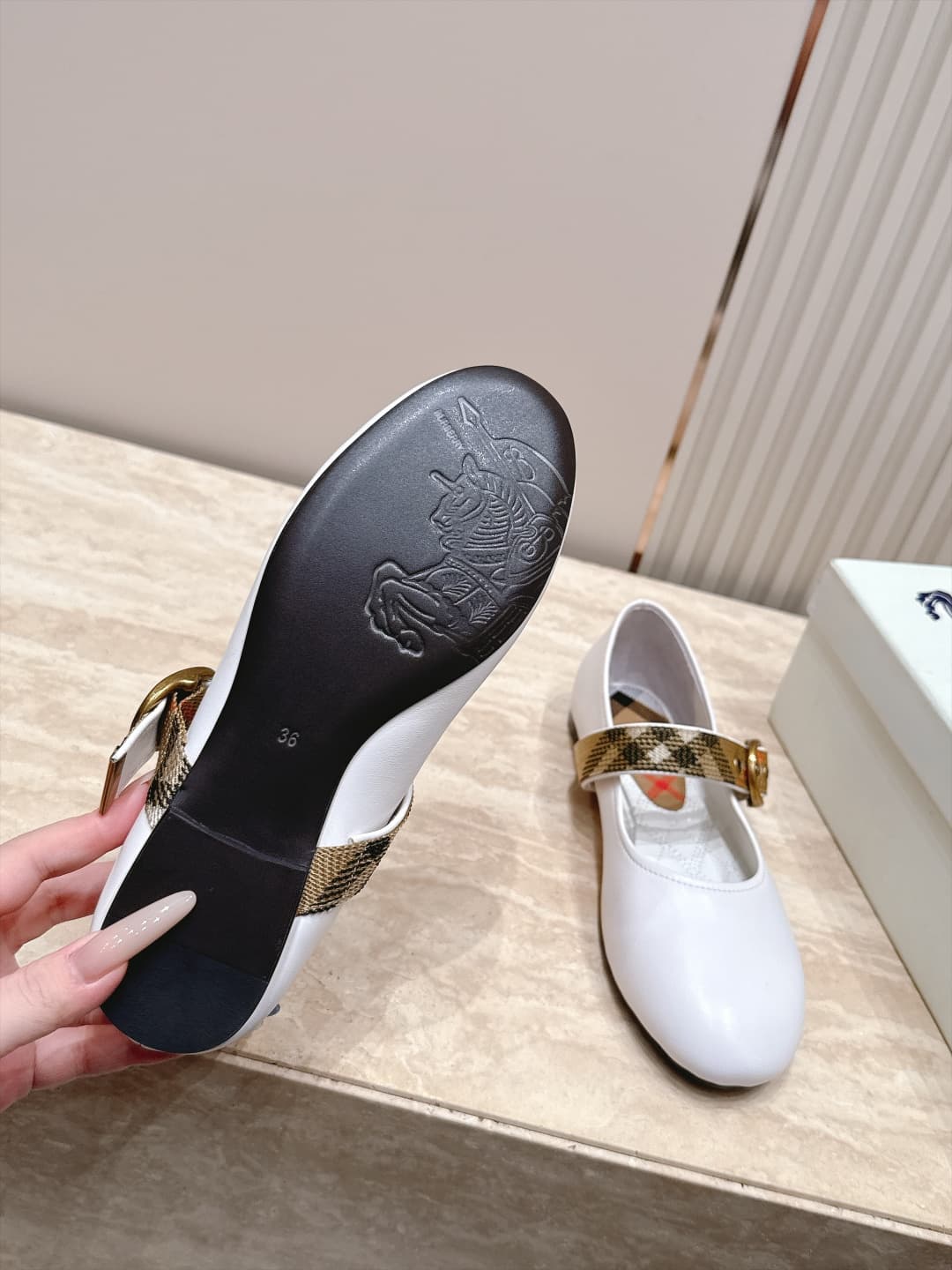 D3110 Beburry’s new F French fairy-tale Mary Jane flat shoes are ballet shoes designed for fashion shows. They look absolutely stunning; they reinterpret the classic, iconic style in a fresh way. The unique belt buckle design and classic brand stripes giv — image 6