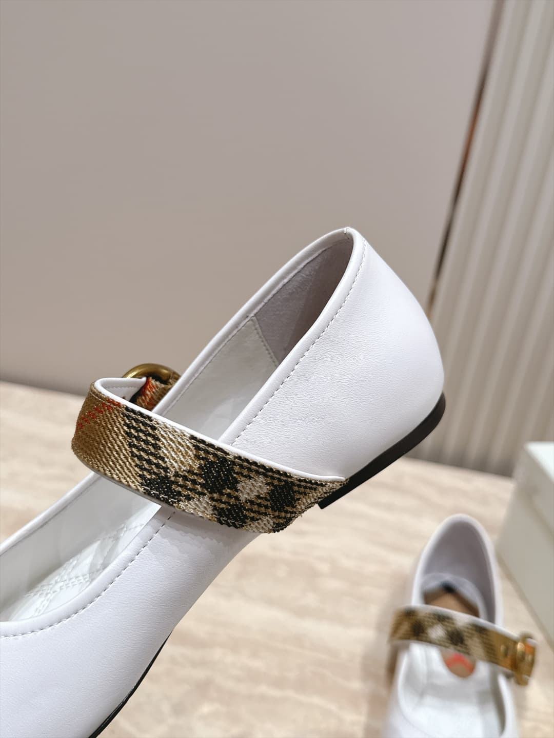 D3110 Beburry’s new F French fairy-tale Mary Jane flat shoes are ballet shoes designed for fashion shows. They look absolutely stunning; they reinterpret the classic, iconic style in a fresh way. The unique belt buckle design and classic brand stripes giv — image 8