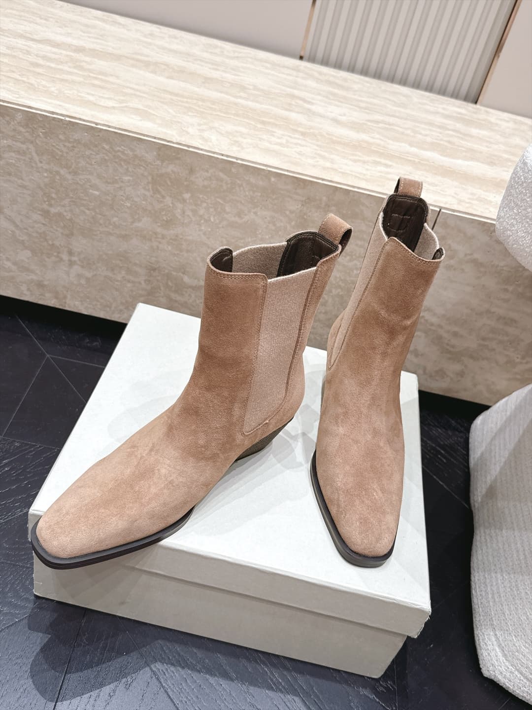 D8733 Brunello Cucinelli’s new BC autumn/winter boots collection – oak corded马丁 boots. BC is a well-known Italian brand with a minimalist style. Elegant, vintage, and sophisticated! Simple yet stylish, it’s a truly attractive design! A classic choice that — image 3