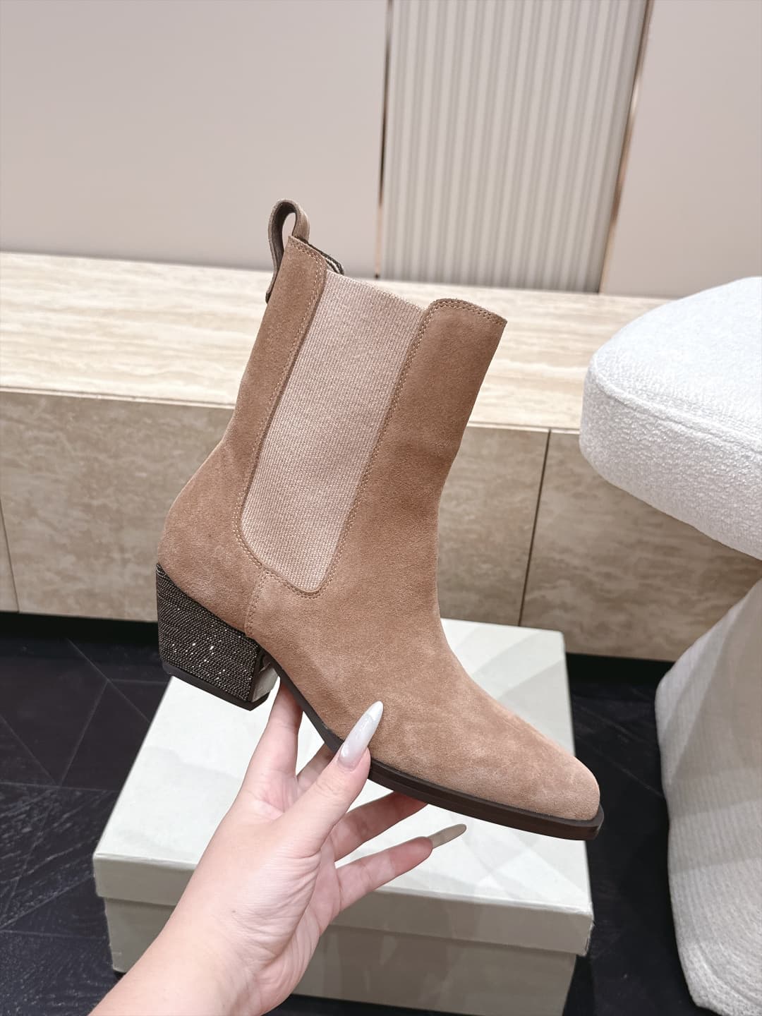 D8733 Brunello Cucinelli’s new BC autumn/winter boots collection – oak corded马丁 boots. BC is a well-known Italian brand with a minimalist style. Elegant, vintage, and sophisticated! Simple yet stylish, it’s a truly attractive design! A classic choice that — image 6