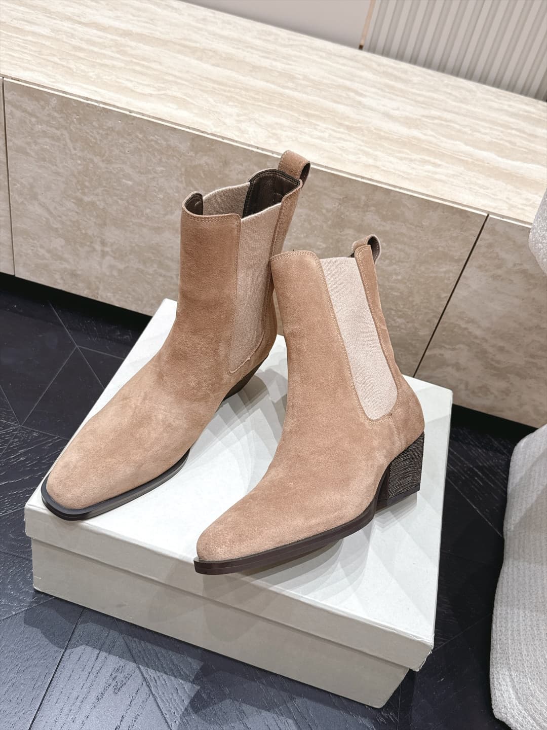 D8733 Brunello Cucinelli’s new BC autumn/winter boots collection – oak corded马丁 boots. BC is a well-known Italian brand with a minimalist style. Elegant, vintage, and sophisticated! Simple yet stylish, it’s a truly attractive design! A classic choice that — image 7