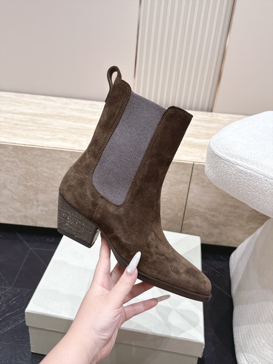 D8732 Brunello Cucinelli’s new BC autumn/winter boots collection – oak corded马丁 boots. BC is a well-known Italian brand with a minimalist style; elegant, vintage, and sophisticated! Simple yet stylish, it’s a truly attractive design! A top choice for all  — image 5