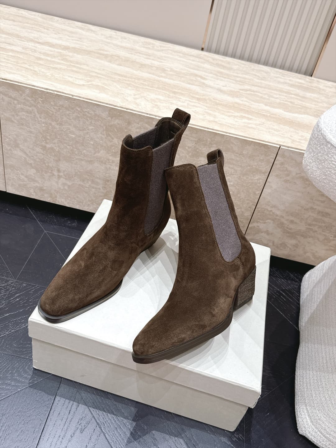 D8732 Brunello Cucinelli’s new BC autumn/winter boots collection – oak corded马丁 boots. BC is a well-known Italian brand with a minimalist style; elegant, vintage, and sophisticated! Simple yet stylish, it’s a truly attractive design! A top choice for all  — image 4