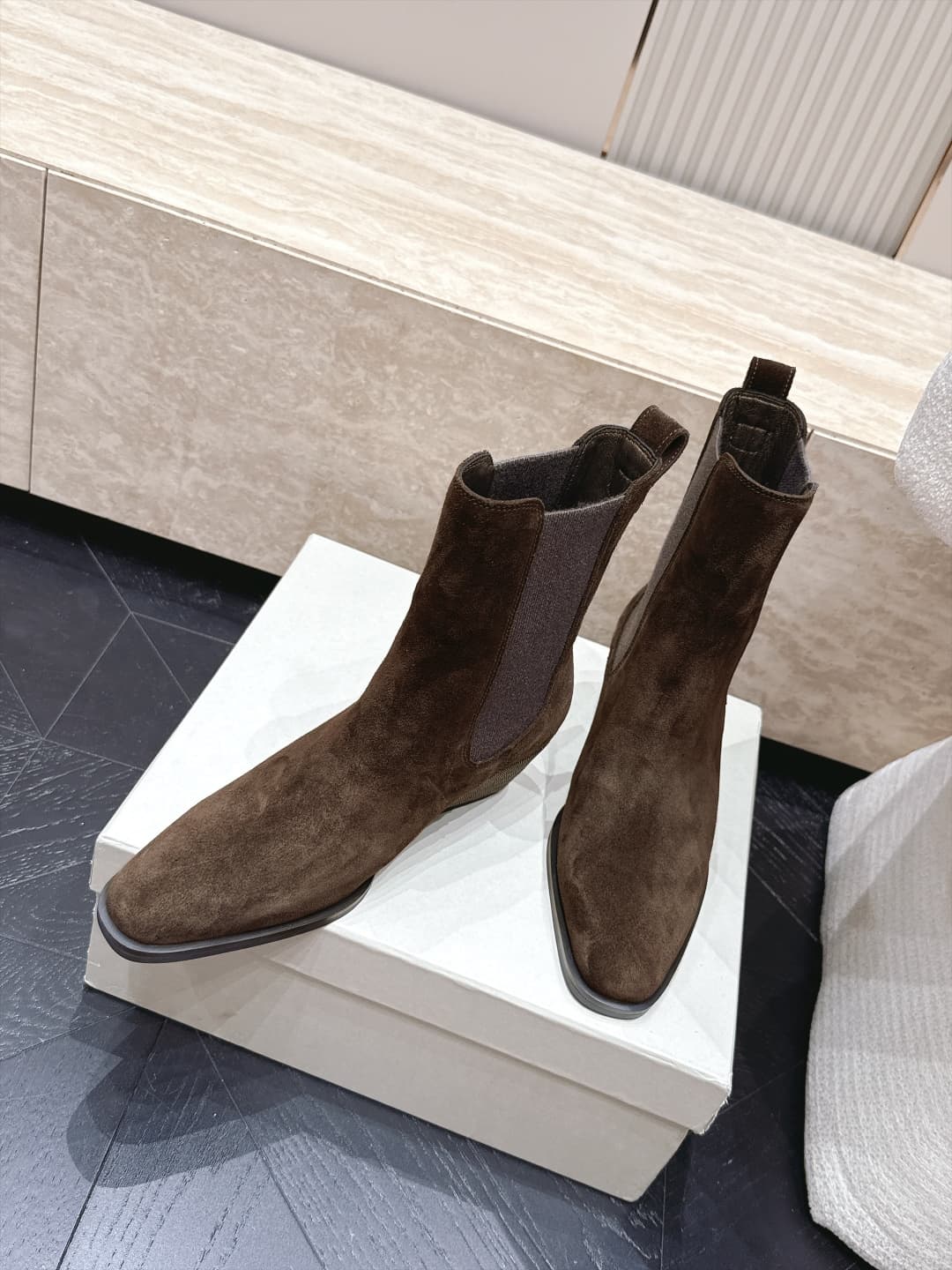 D8732 Brunello Cucinelli’s new BC autumn/winter boots collection – oak corded马丁 boots. BC is a well-known Italian brand with a minimalist style; elegant, vintage, and sophisticated! Simple yet stylish, it’s a truly attractive design! A top choice for all  — image 3