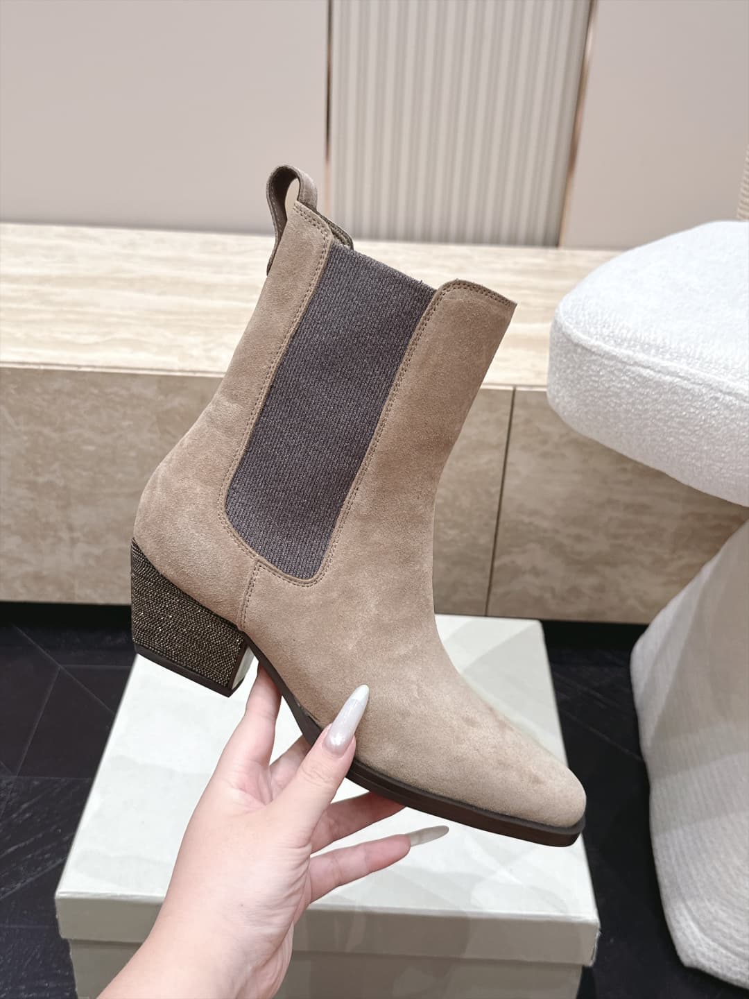 D8731 Brunello Cucinelli’s new BC autumn/winter boots collection – Vintage/retro style. BC is a well-known Italian brand with a minimalist design; elegant, vintage, and sophisticated! Simple yet impressive, it’s a very stylish design! A top choice for all — image 5