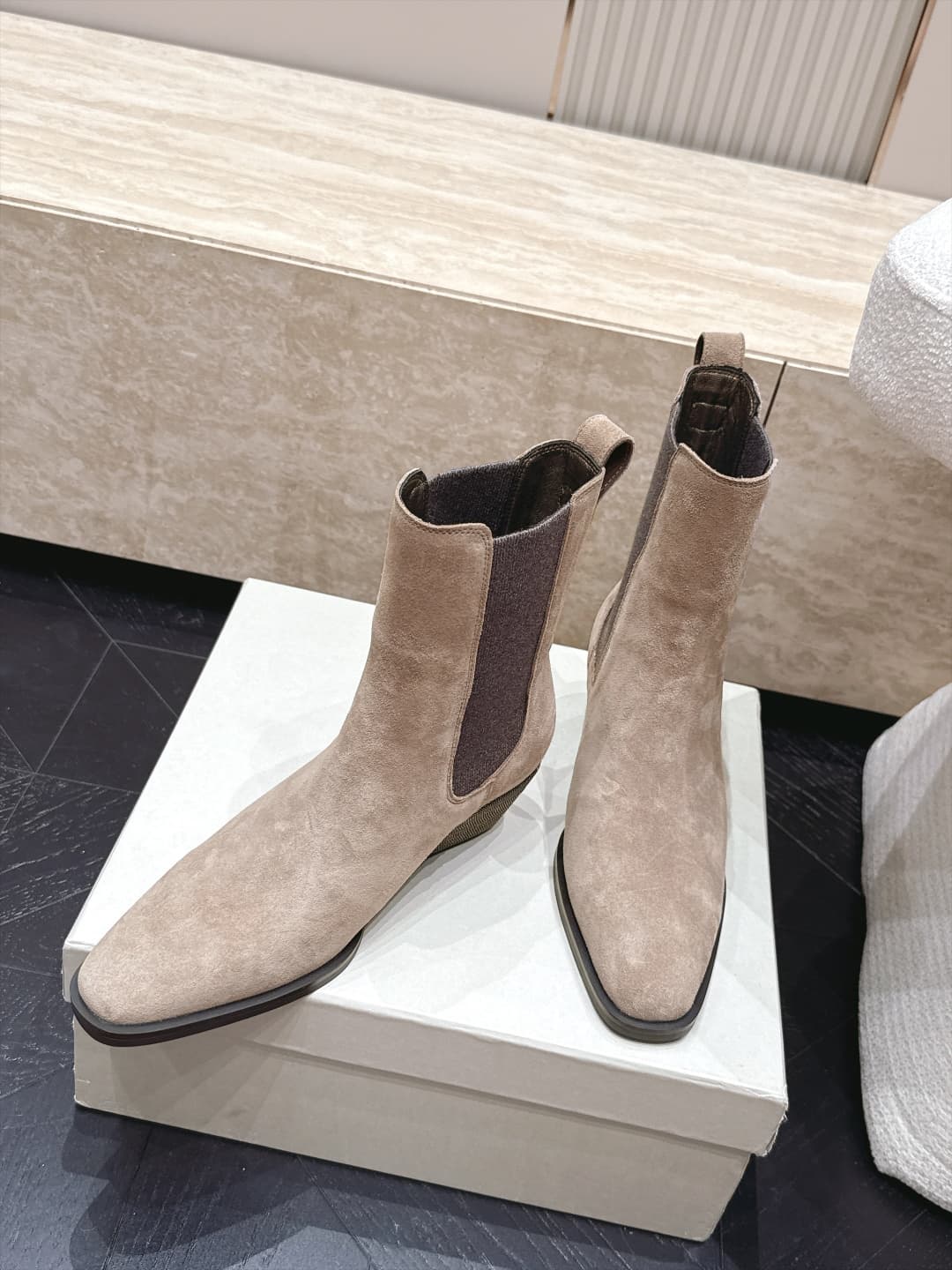 D8731 Brunello Cucinelli’s new BC autumn/winter boots collection – Vintage/retro style. BC is a well-known Italian brand with a minimalist design; elegant, vintage, and sophisticated! Simple yet impressive, it’s a very stylish design! A top choice for all — image 3