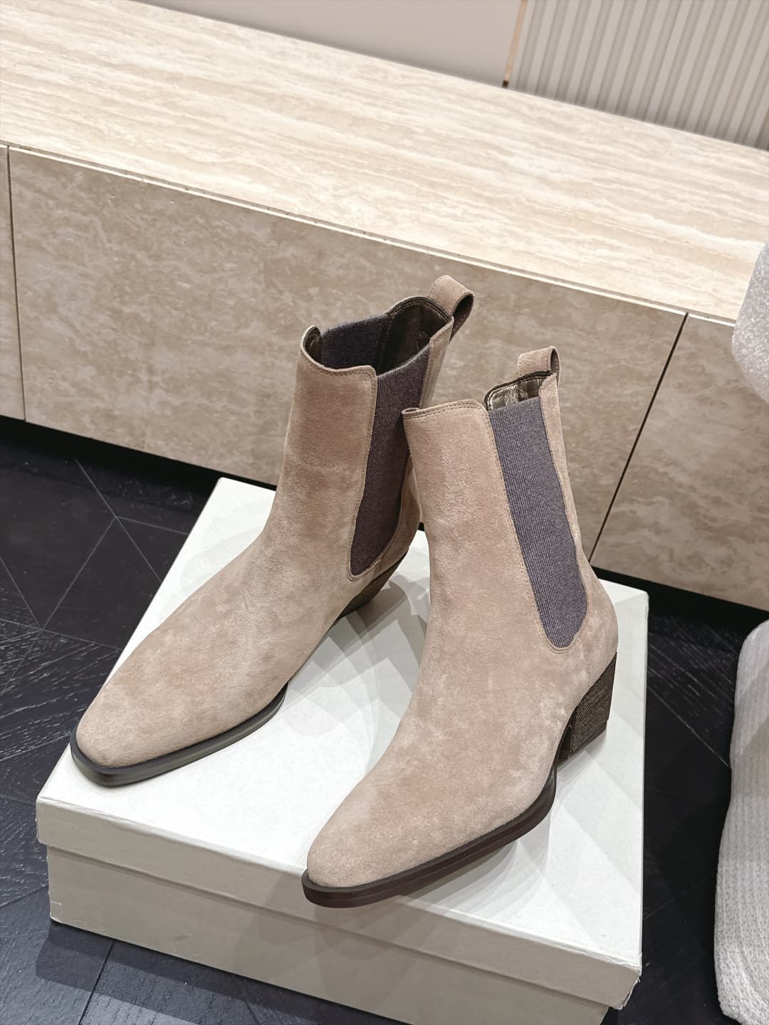 D8731 Brunello Cucinelli’s new BC autumn/winter boots collection – Vintage/retro style. BC is a well-known Italian brand with a minimalist design; elegant, vintage, and sophisticated! Simple yet impressive, it’s a very stylish design! A top choice for all — image 4