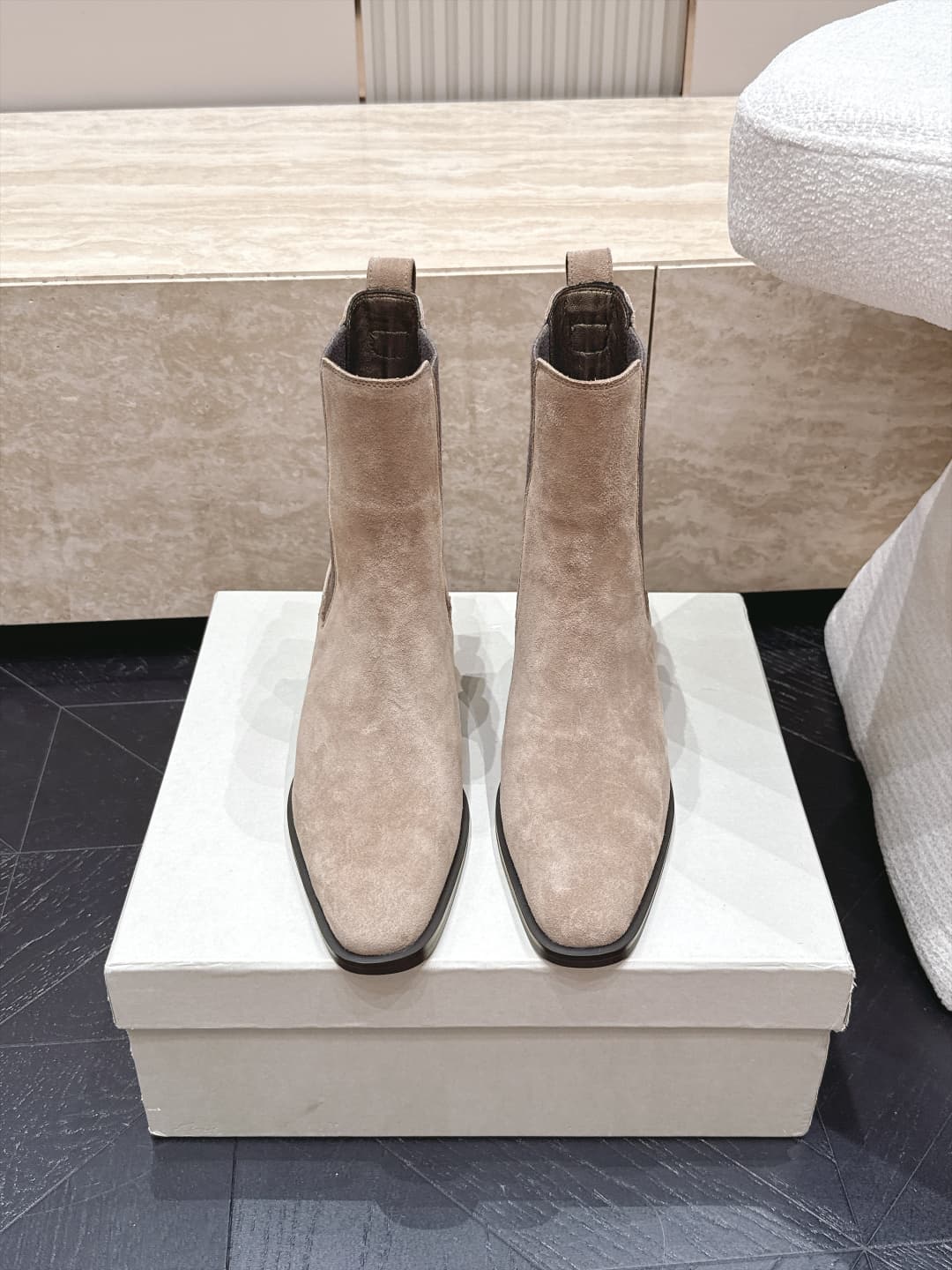 D8731 Brunello Cucinelli’s new BC autumn/winter boots collection – Vintage/retro style. BC is a well-known Italian brand with a minimalist design; elegant, vintage, and sophisticated! Simple yet impressive, it’s a very stylish design! A top choice for all — image 2