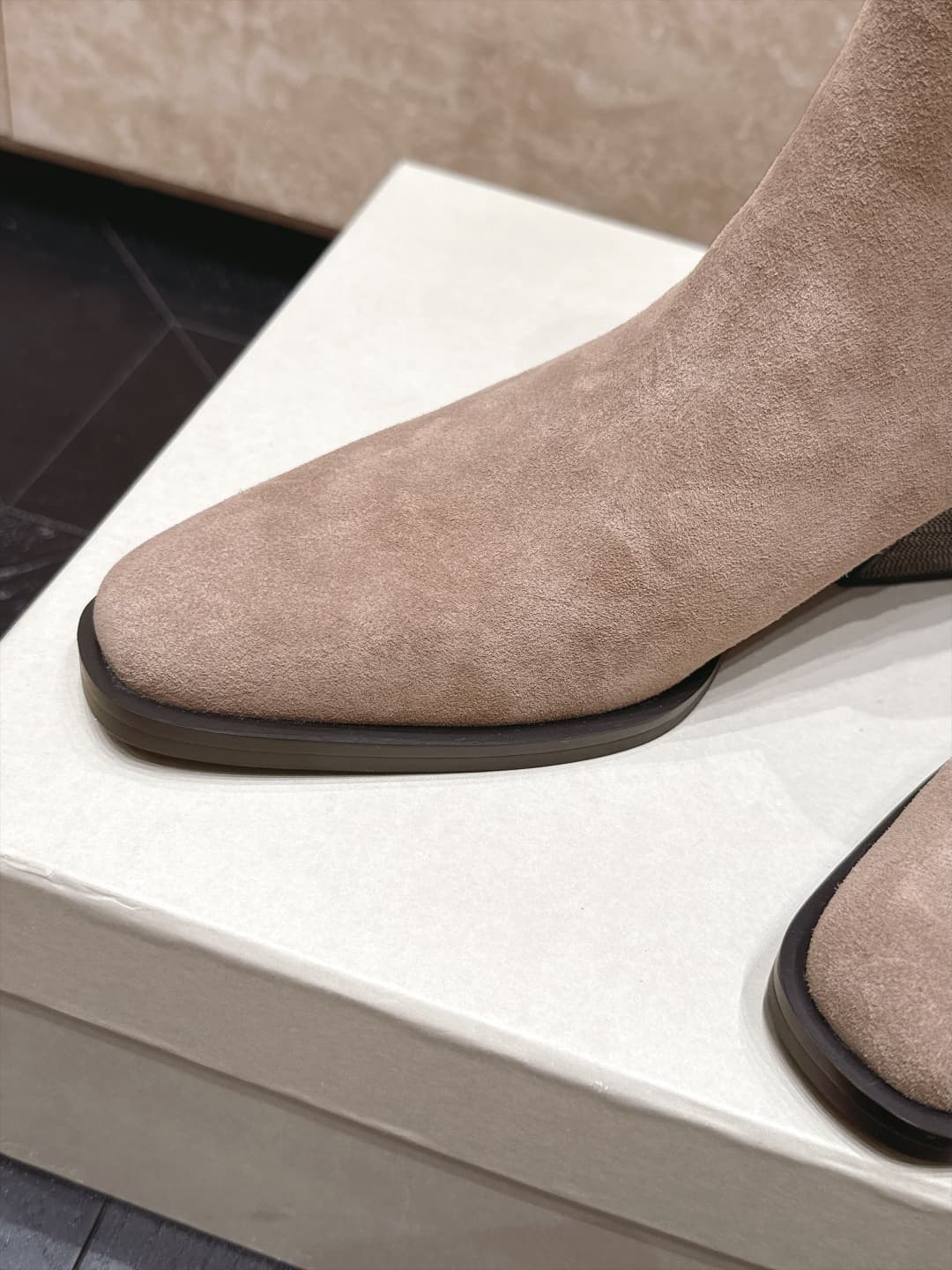 D8731 Brunello Cucinelli’s new BC autumn/winter boots collection – Vintage/retro style. BC is a well-known Italian brand with a minimalist design; elegant, vintage, and sophisticated! Simple yet impressive, it’s a very stylish design! A top choice for all — image 8