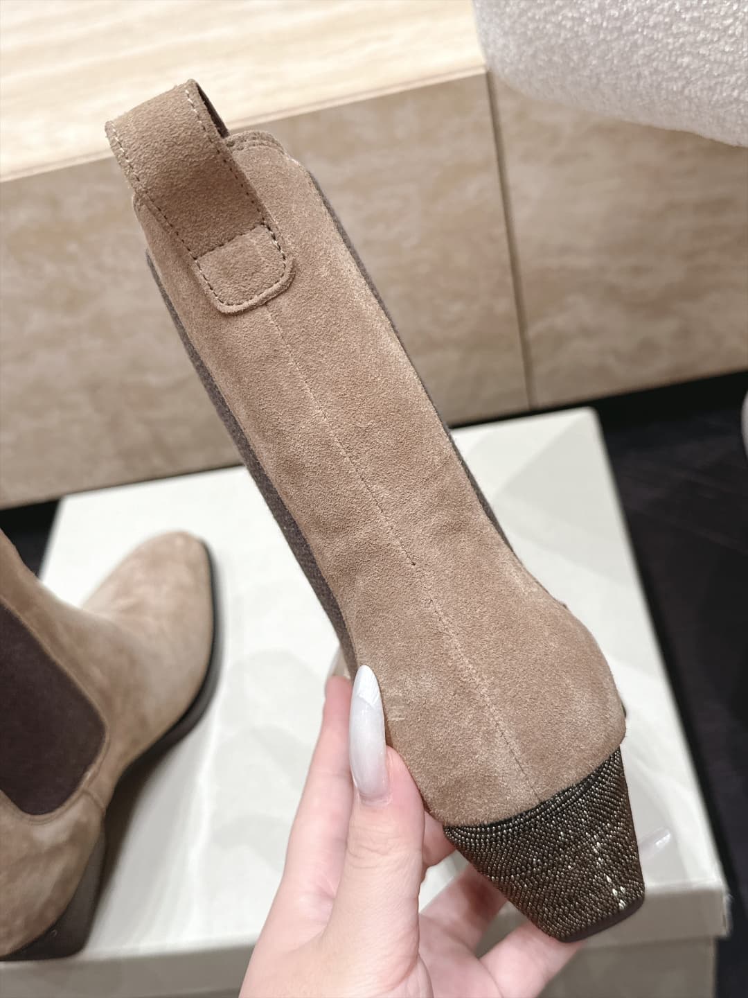 D8731 Brunello Cucinelli’s new BC autumn/winter boots collection – Vintage/retro style. BC is a well-known Italian brand with a minimalist design; elegant, vintage, and sophisticated! Simple yet impressive, it’s a very stylish design! A top choice for all — image 7