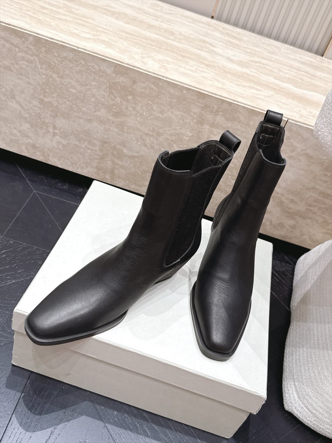 D8730 Brunello Cucinelli’s new BC autumn/winter boots collection –橡筋马丁靴. BC is a well-known Italian brand with a minimalist style; elegant, vintage, and sophisticated! Simple yet impressive, it’s a truly attractive design! A top choice for all occasions,  — image 3