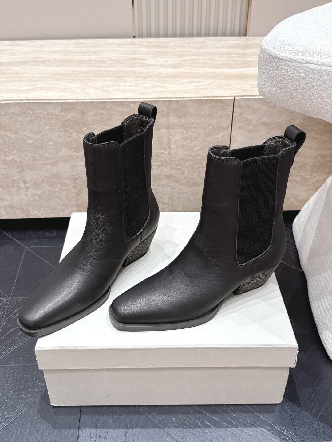D8730 Brunello Cucinelli’s new BC autumn/winter boots collection –橡筋马丁靴. BC is a well-known Italian brand with a minimalist style; elegant, vintage, and sophisticated! Simple yet impressive, it’s a truly attractive design! A top choice for all occasions,  — image 1