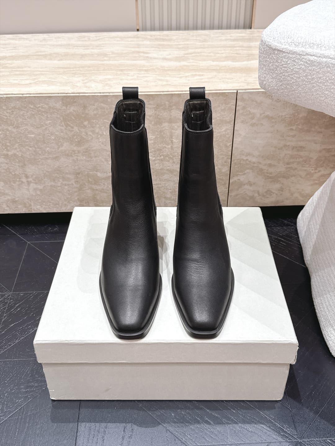 D8730 Brunello Cucinelli’s new BC autumn/winter boots collection –橡筋马丁靴. BC is a well-known Italian brand with a minimalist style; elegant, vintage, and sophisticated! Simple yet impressive, it’s a truly attractive design! A top choice for all occasions,  — image 2