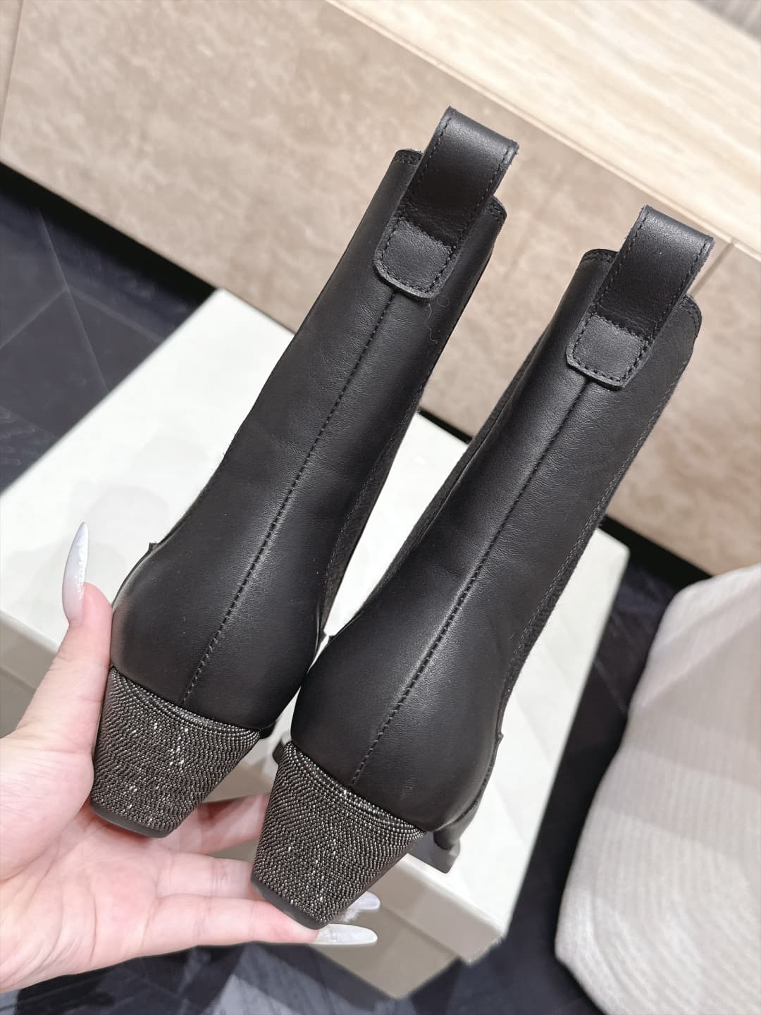 D8730 Brunello Cucinelli’s new BC autumn/winter boots collection –橡筋马丁靴. BC is a well-known Italian brand with a minimalist style; elegant, vintage, and sophisticated! Simple yet impressive, it’s a truly attractive design! A top choice for all occasions,  — image 5