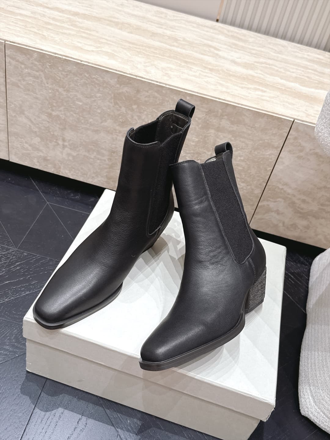 D8730 Brunello Cucinelli’s new BC autumn/winter boots collection –橡筋马丁靴. BC is a well-known Italian brand with a minimalist style; elegant, vintage, and sophisticated! Simple yet impressive, it’s a truly attractive design! A top choice for all occasions,  — image 4