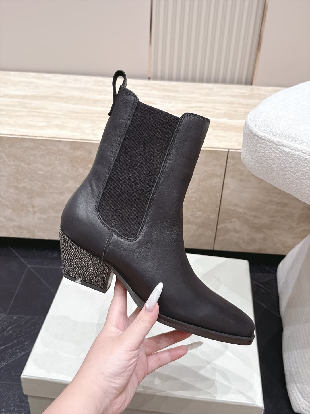 D8730 Brunello Cucinelli’s new BC autumn/winter boots collection –橡筋马丁靴. BC is a well-known Italian brand with a minimalist style; elegant, vintage, and sophisticated! Simple yet impressive, it’s a truly attractive design! A top choice for all occasions,  — image 8