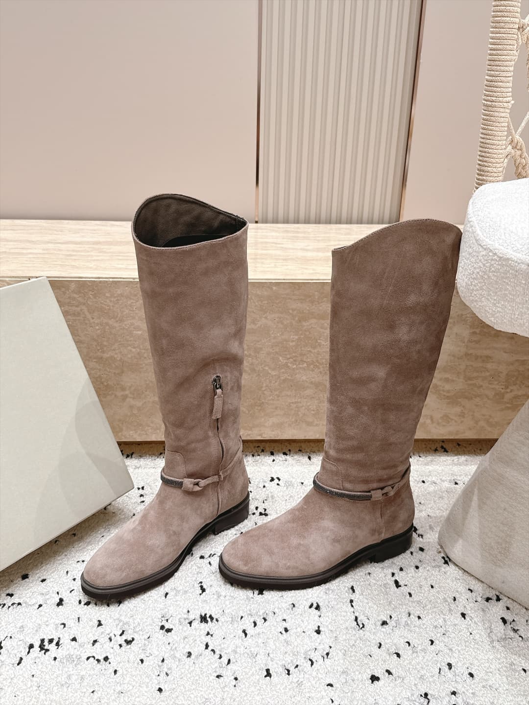 D8728 Top Version: Brunello Cucinelli’s new BC autumn/winter collection of boots. High-top boots with a knight-like style. BC is a well-known Italian brand known for its minimalist design—elegant, vintage, and luxurious! Simple yet impressive, it’s a trul — image 1