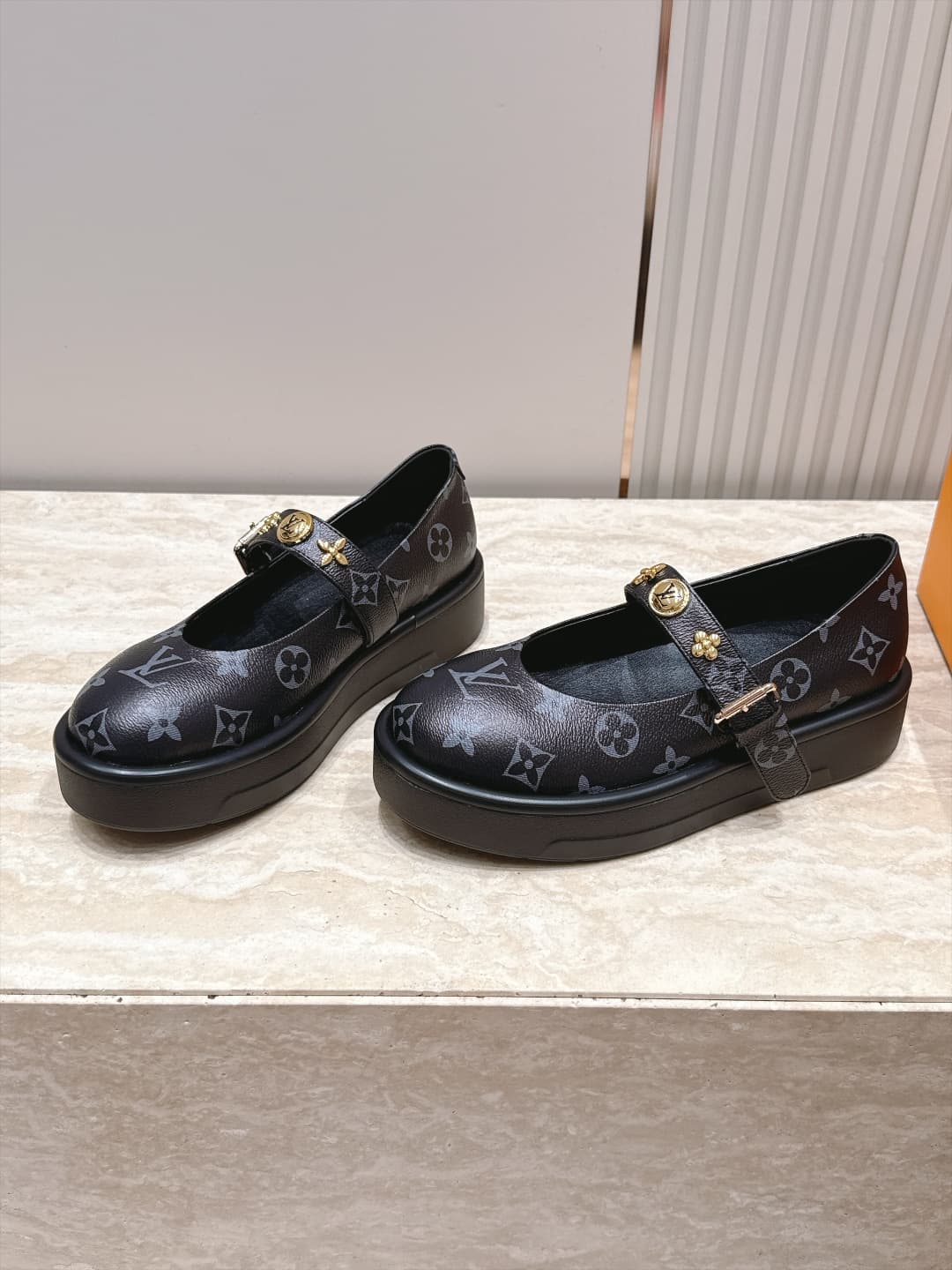 D8927 Louis Vuitton 26/Autumn new model, monogram pattern, thick-bottom Mary Jane Loafers — image 1