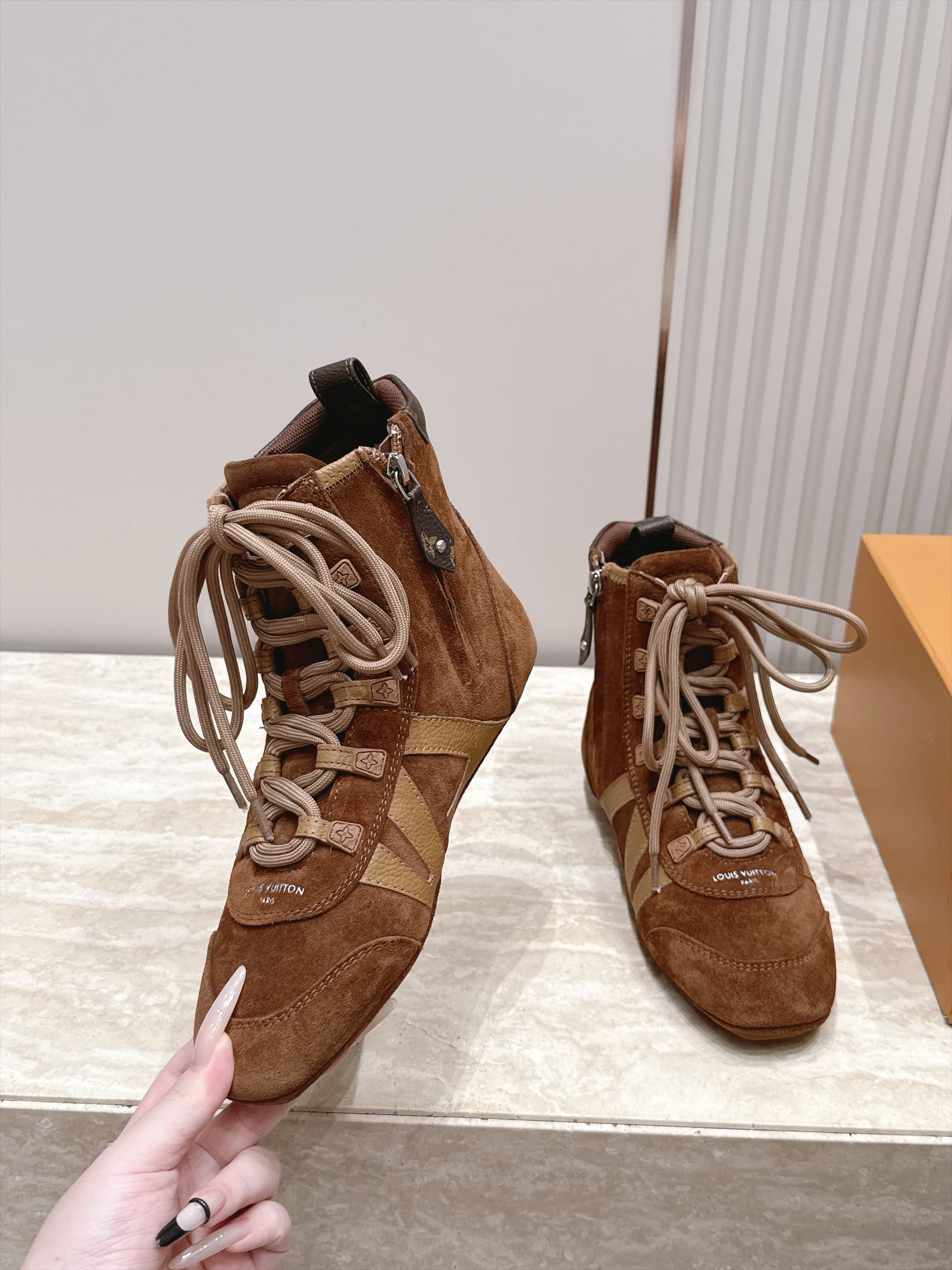 D8941 LV Autumn-Winter Fashion Shoes Collection – Perfect for creating a stylish atmosphere — image 5