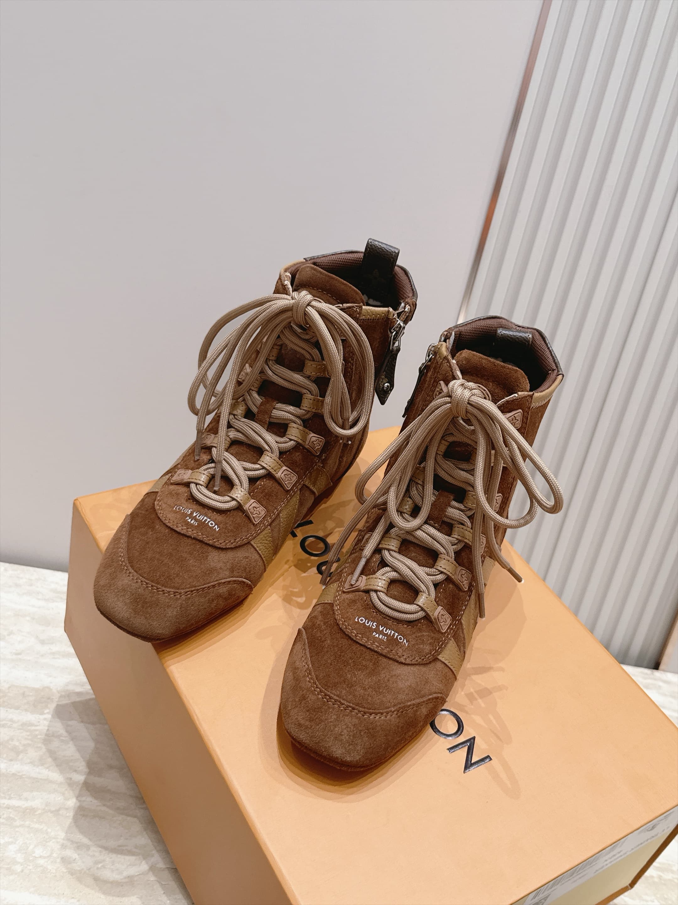 D8941 LV Autumn-Winter Fashion Shoes Collection – Perfect for creating a stylish atmosphere — image 3