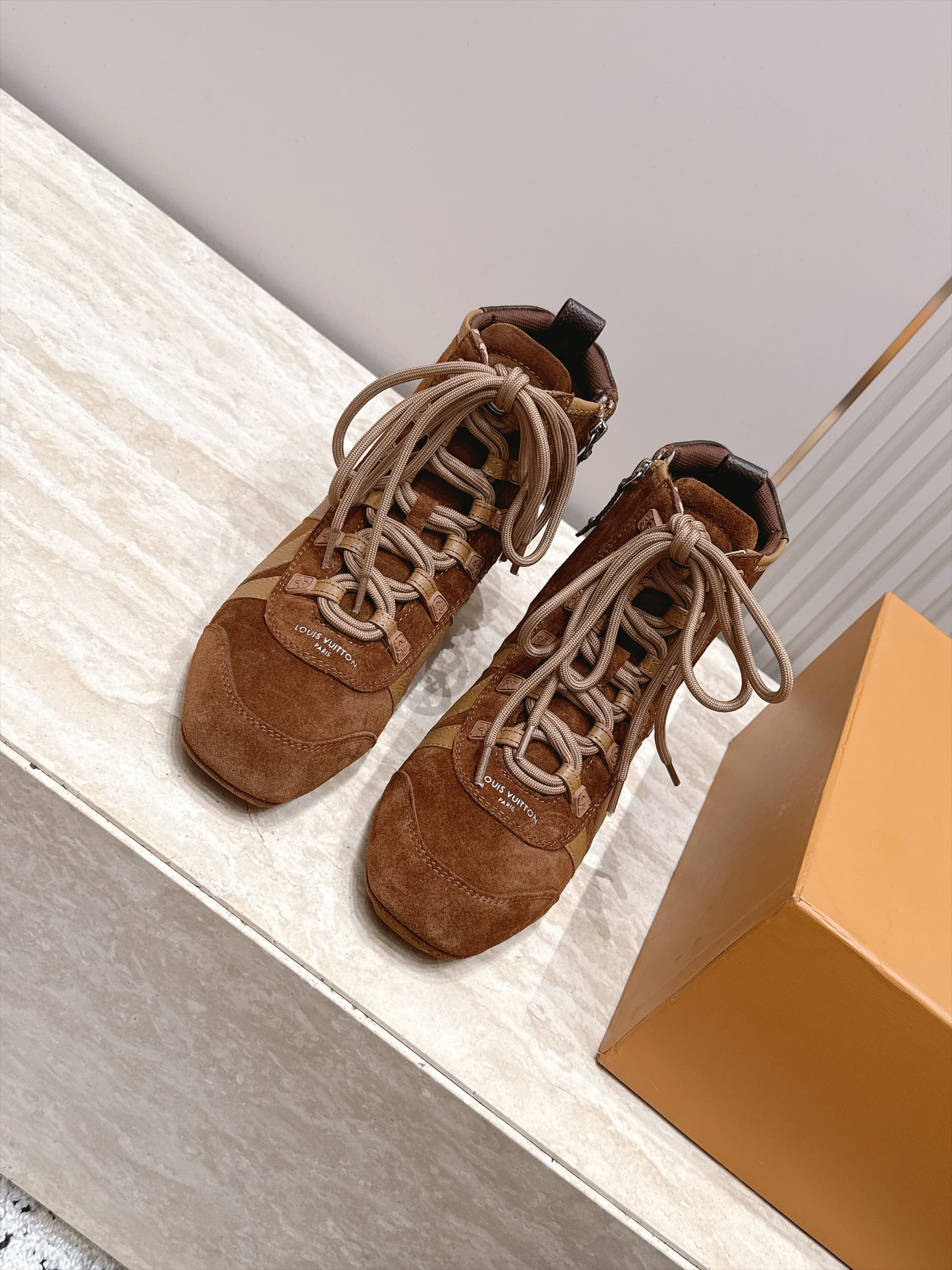 D8941 LV Autumn-Winter Fashion Shoes Collection – Perfect for creating a stylish atmosphere — image 2