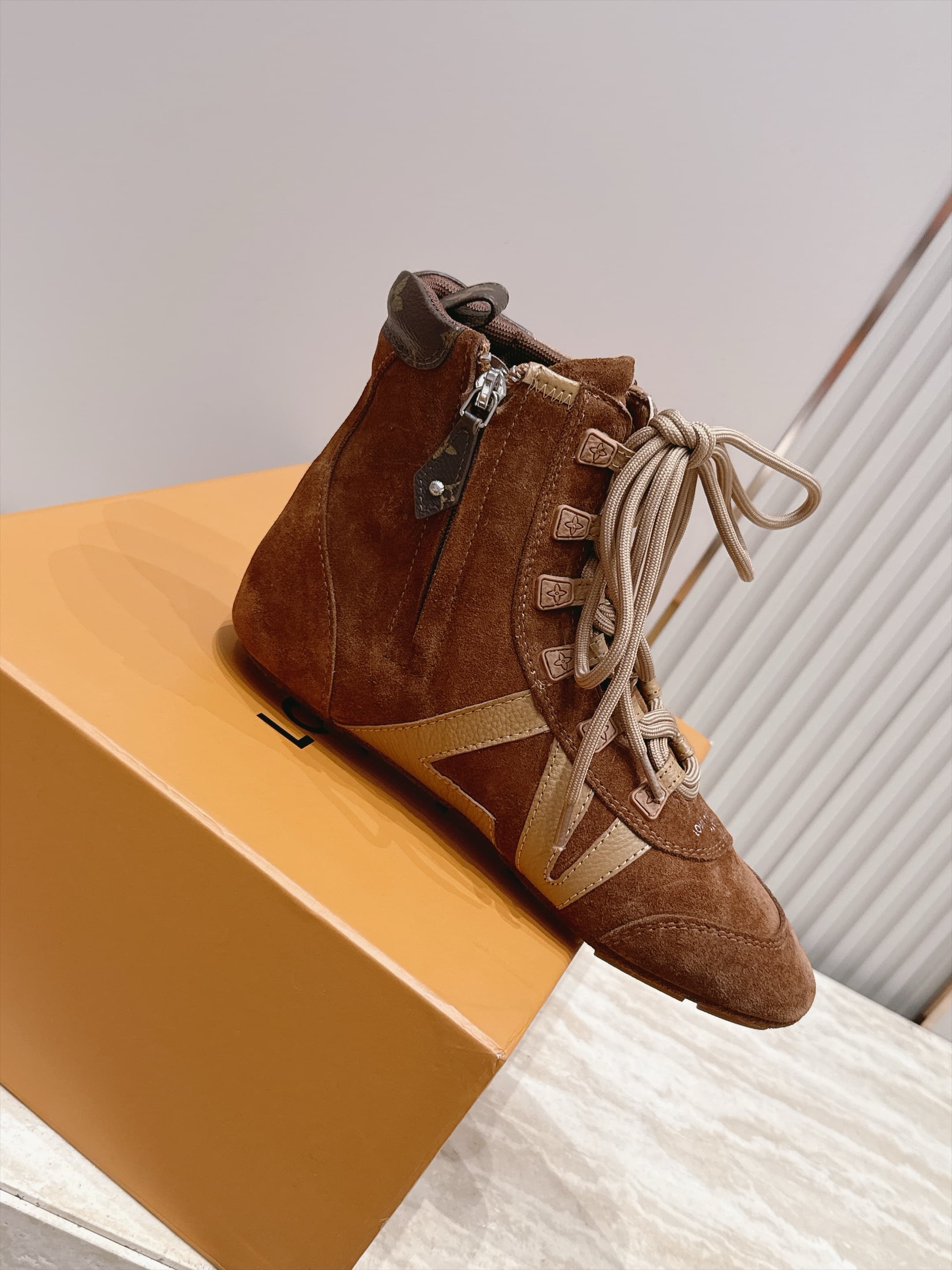 D8941 LV Autumn-Winter Fashion Shoes Collection – Perfect for creating a stylish atmosphere — image 4
