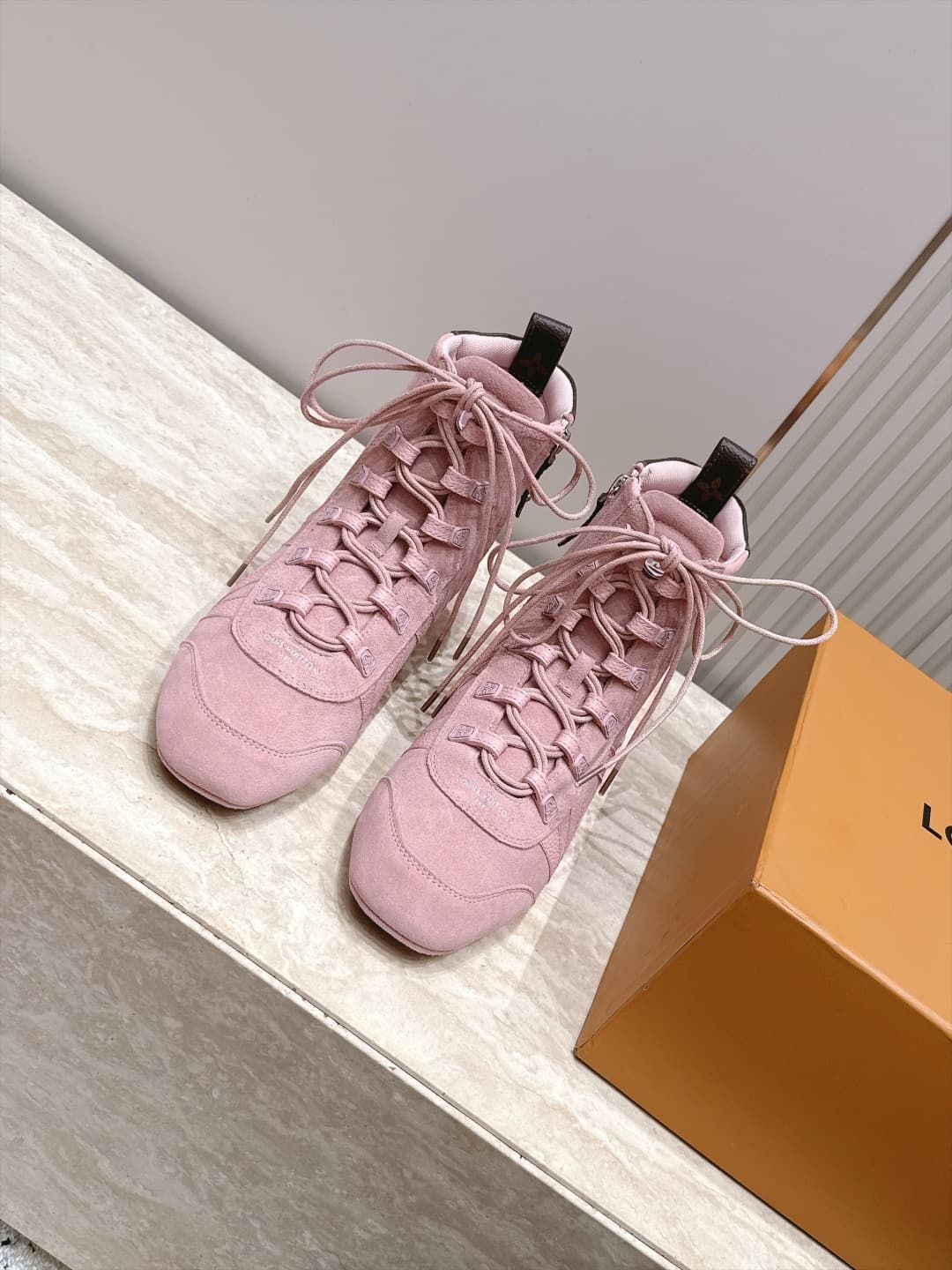 D8945 LV Autumn-Winter Beautiful Shoes Collection | The atmosphere is simply incredible — image 2