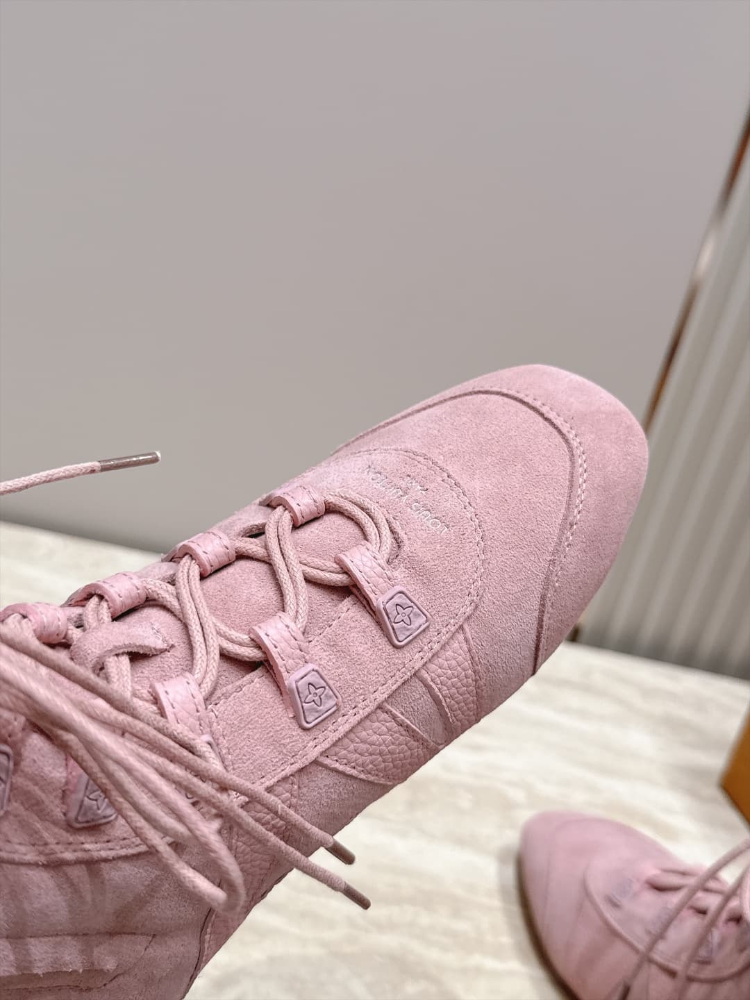 D8945 LV Autumn-Winter Beautiful Shoes Collection | The atmosphere is simply incredible — image 5