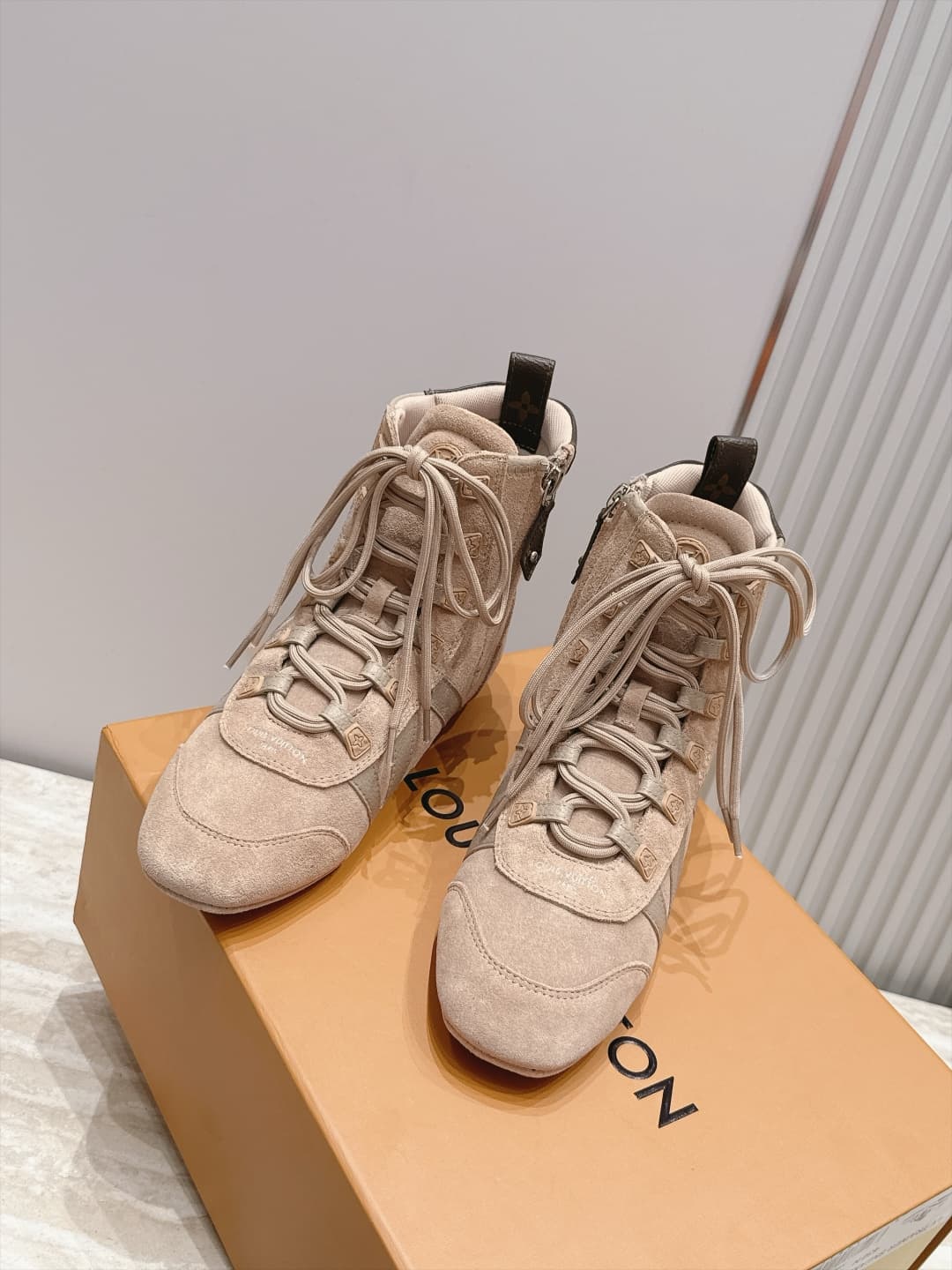 D8942 LV Autumn/Winter Fashion Shoes Collection – A truly atmospheric look — image 4
