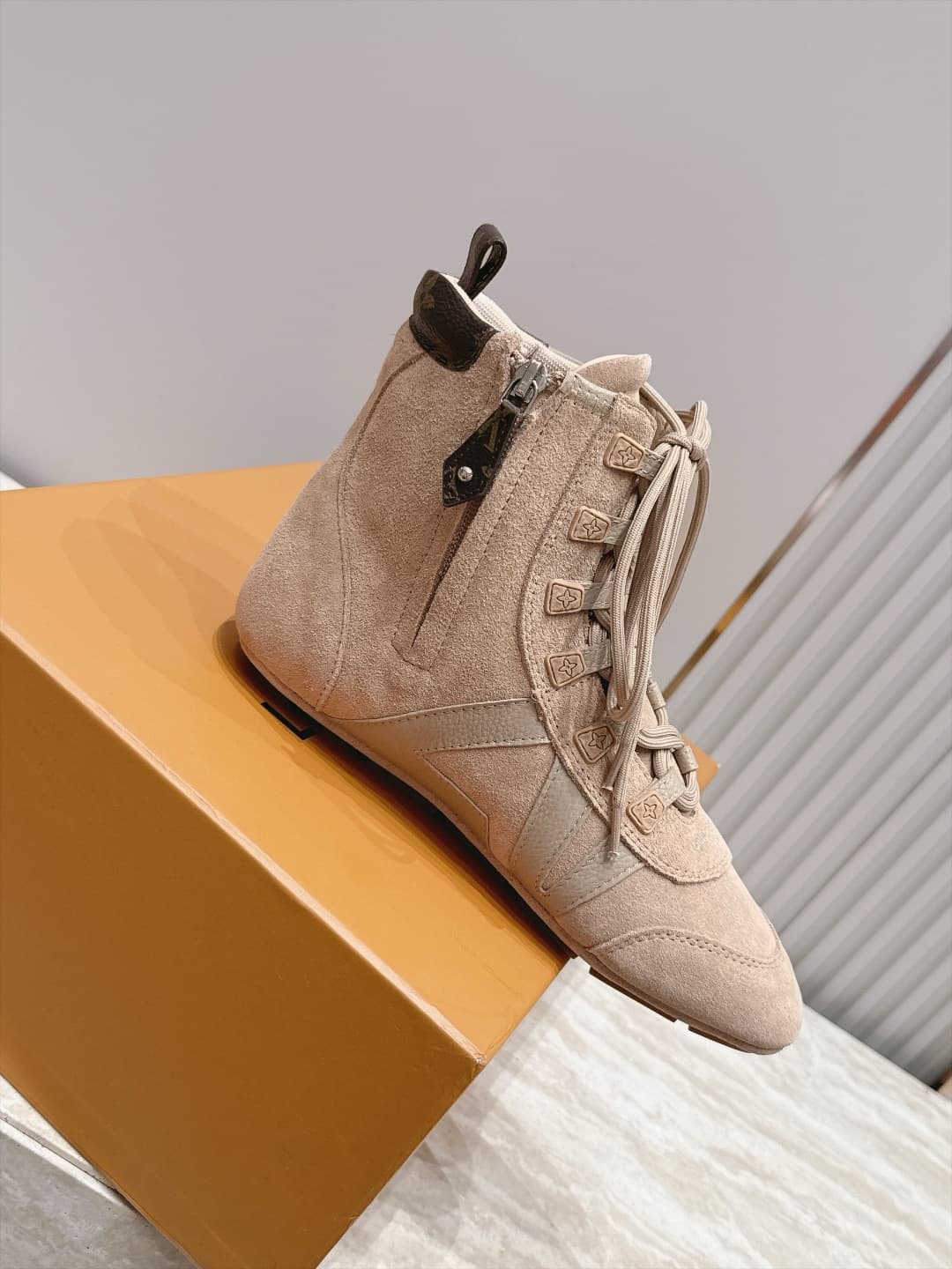 D8942 LV Autumn/Winter Fashion Shoes Collection – A truly atmospheric look — image 5