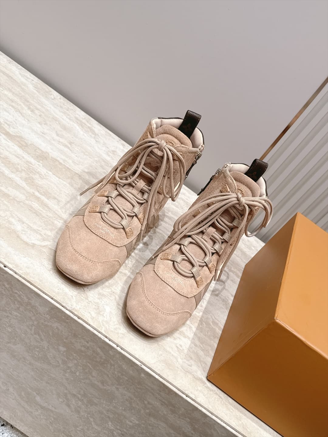 D8942 LV Autumn/Winter Fashion Shoes Collection – A truly atmospheric look — image 2