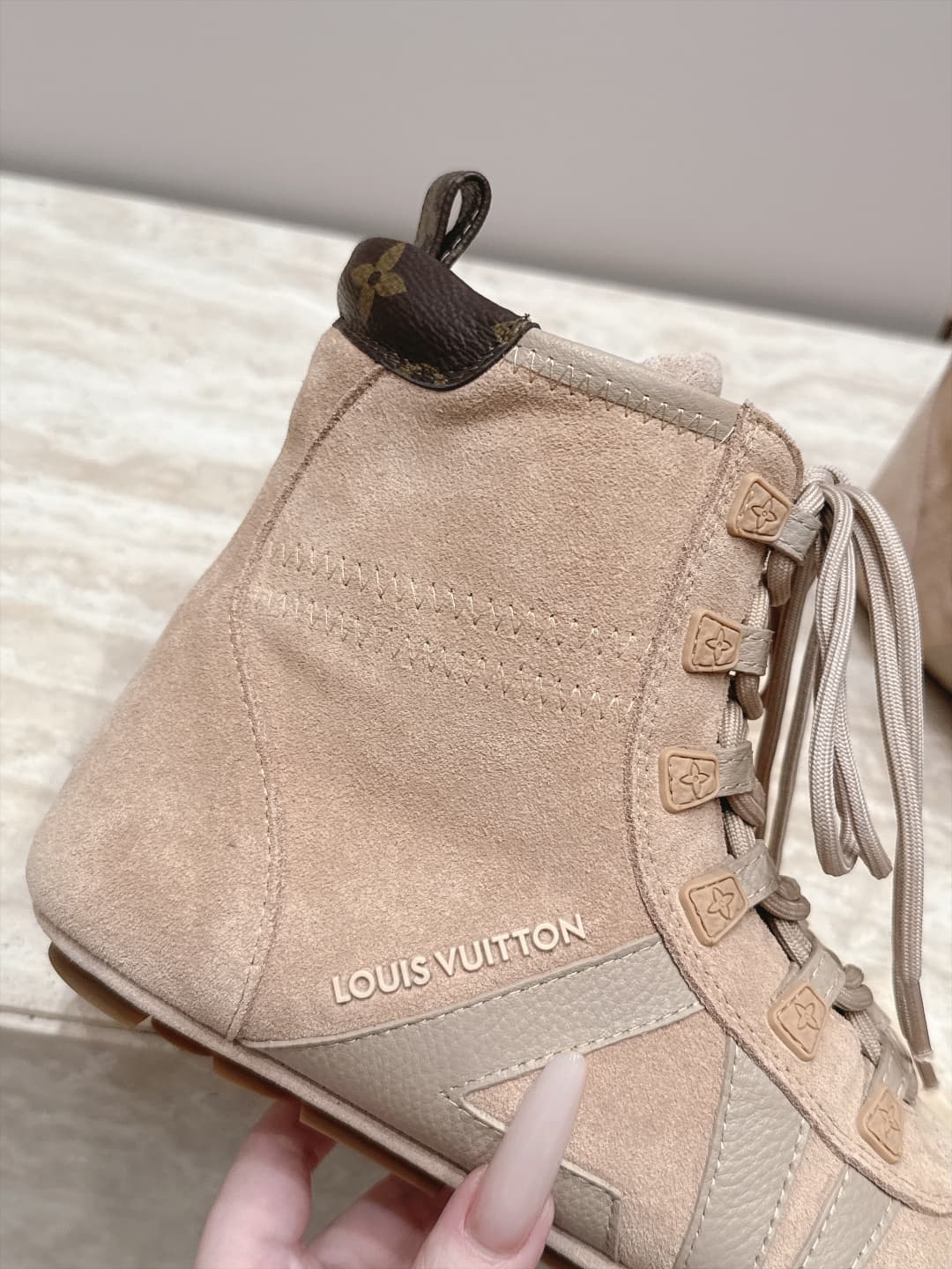 D8942 LV Autumn/Winter Fashion Shoes Collection – A truly atmospheric look — image 8
